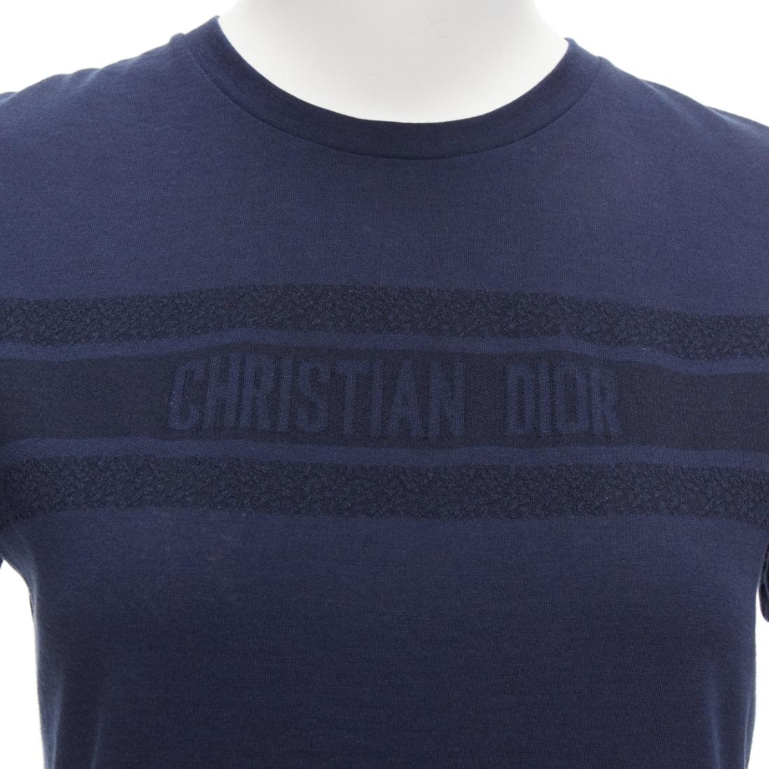 CHRISTIAN DIOR navy textured logo stripe front crew neck short sleeve tshirt XS
Reference: AAWC/A01118
Brand: Dior
Material: Cotton
Color: Navy
Pattern: Solid
Closure: Pullover
Made in: Italy

CONDITION:
Condition: Excellent, this item was pre-owned