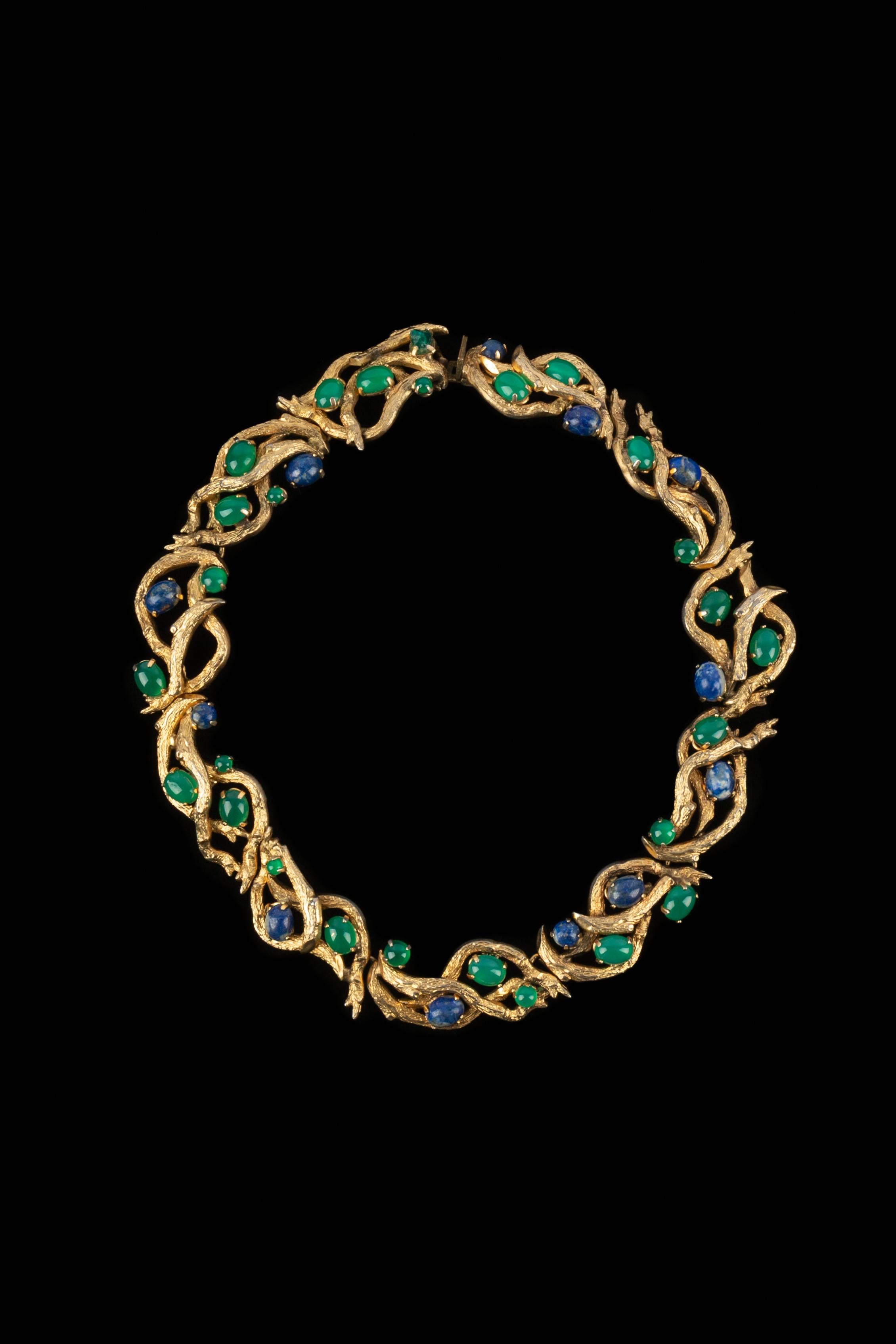 DIOR - (Fabricado en Alemania) Collar de metal dorado con cabujones de pasta de vidrio. Una colección de 1966.

Estado:
Muy buen estado

Dimensiones:
Longitud: 41 cm

SKU:BC21
