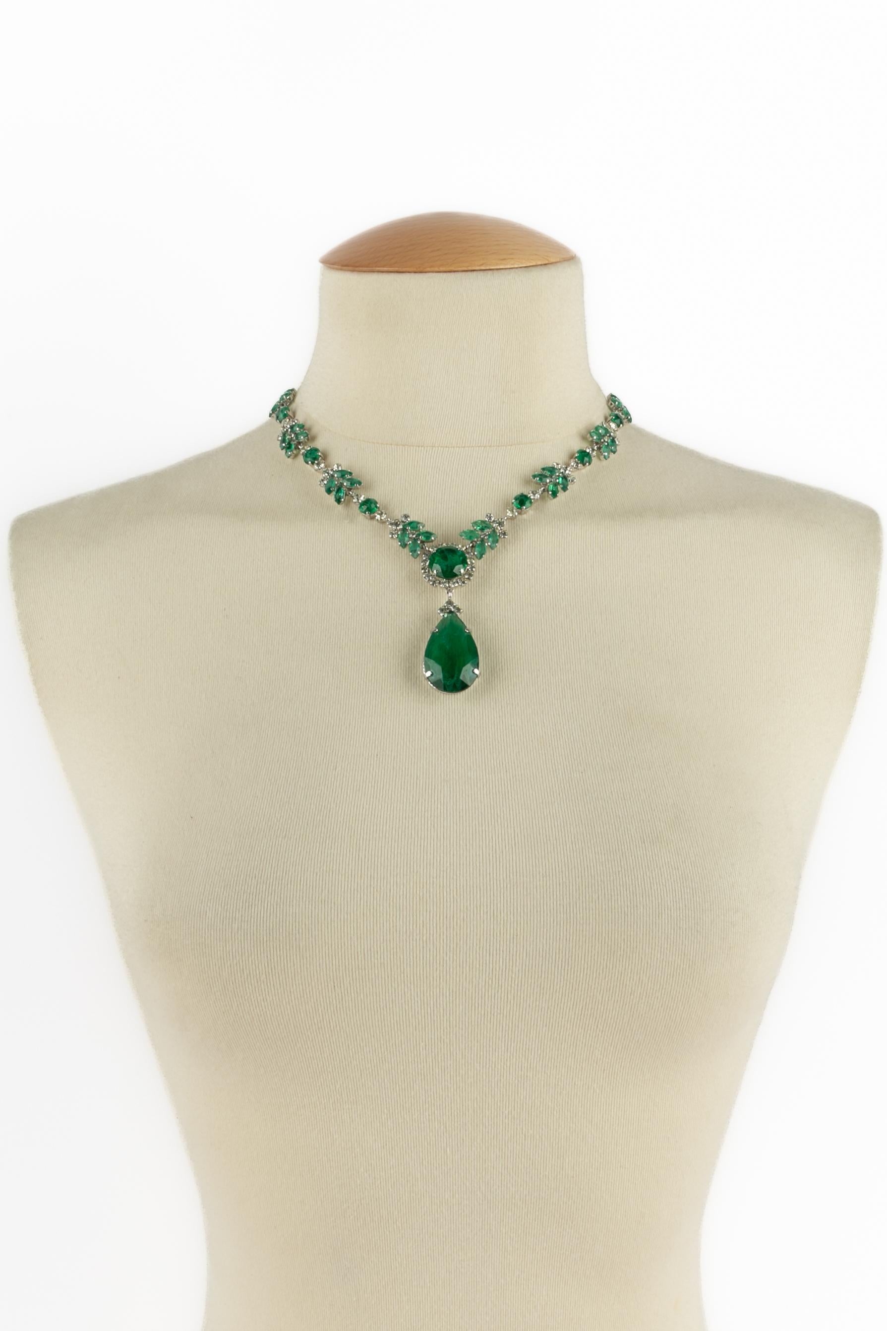 DIOR - Collana in metallo argentato con strass verdi e argentati e un imponente pendente verde. Una Collection'S del 1969.

Condizioni:
Ottime condizioni

Dimensioni:
Lunghezza: 44 cm

SKU:BC126