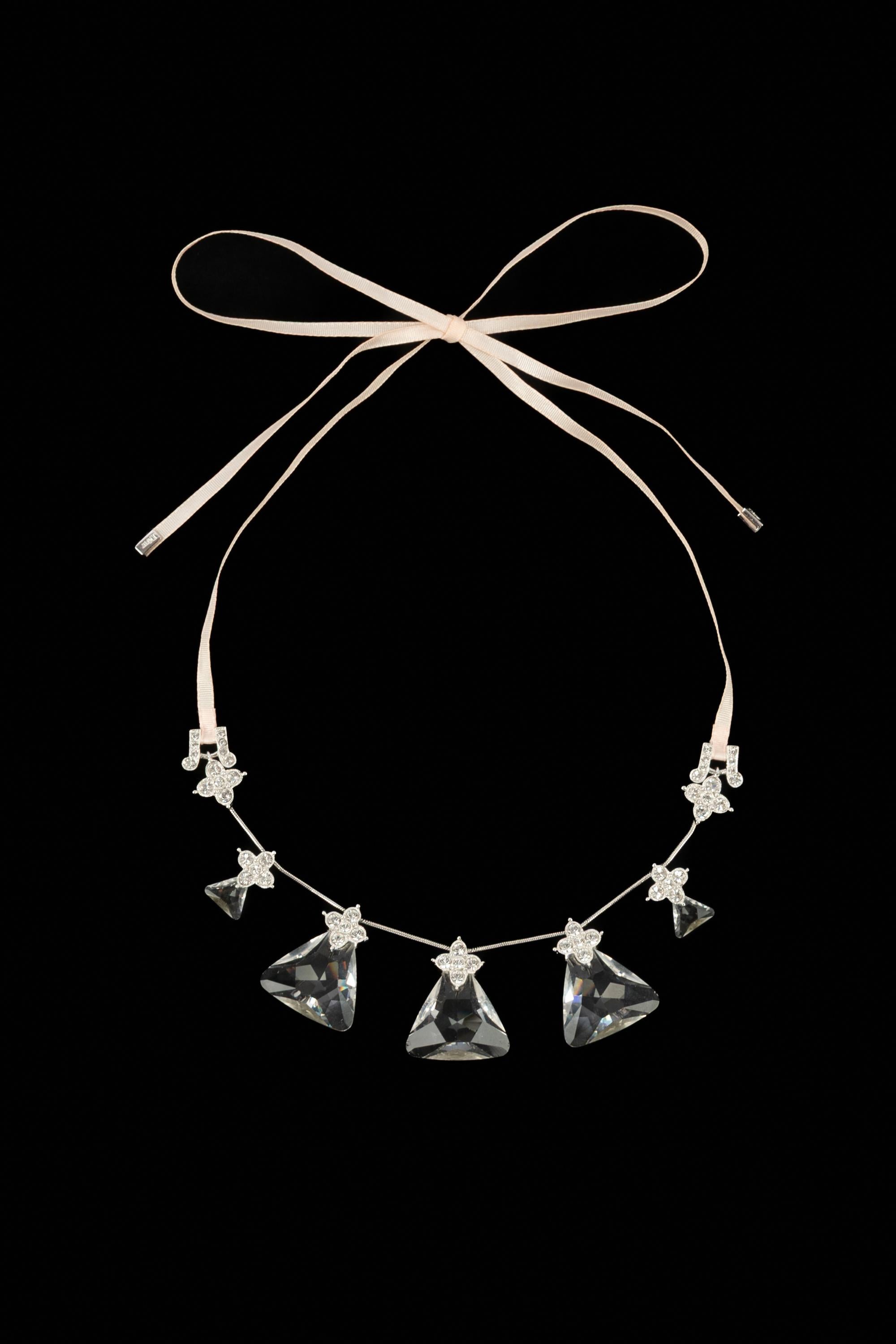 DIOR - (Made in France) Collana in metallo argentato con strass. A Collection circa 2000, di John Galliano.

Condizioni:
Ottime condizioni

Dimensioni:
Lunghezza: 97 cm

SKU:BC72