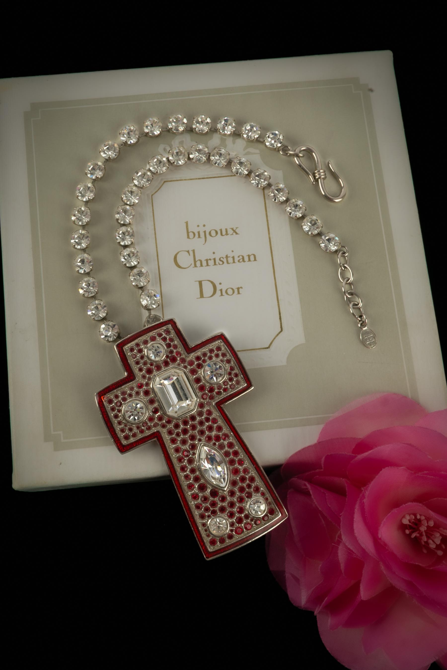 DIOR - Collana in metallo argentato con strass e spilla a croce in metallo argentato smaltato. Una collezione del 2000, sotto la direzione artistica di John Galliano.

Condizioni:
Ottime condizioni

Dimensioni:
Lunghezza: da 40 cm a 43 cm - Altezza