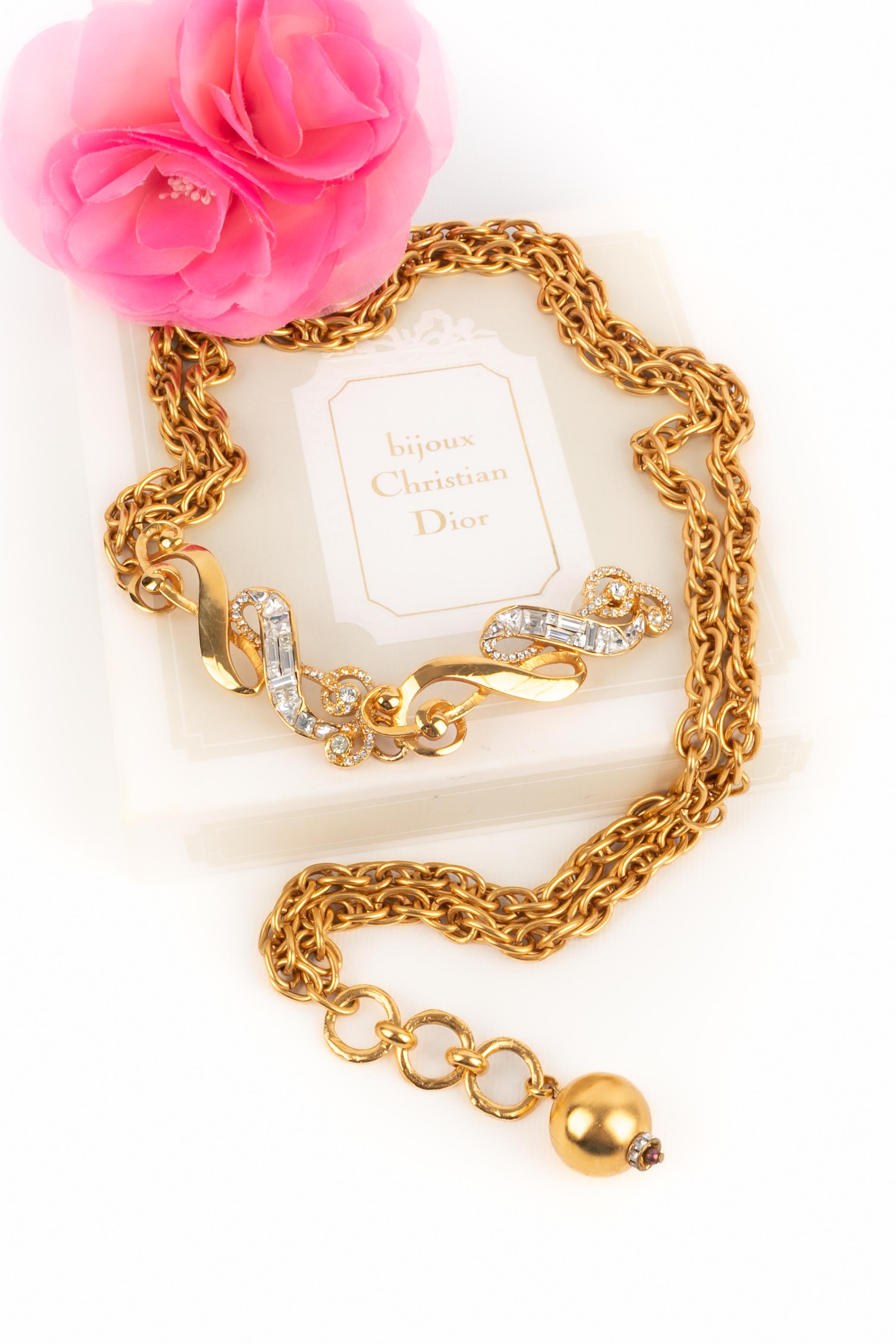 DIOR - Cintura/collana in metallo dorato con strass. Collectional 1990 circa, sotto la direzione artistica di Gianfranco Ferré.

Condizioni:
Ottime condizioni

Dimensioni:
Lunghezza: da 76 a 80 cm

SKU:BC110