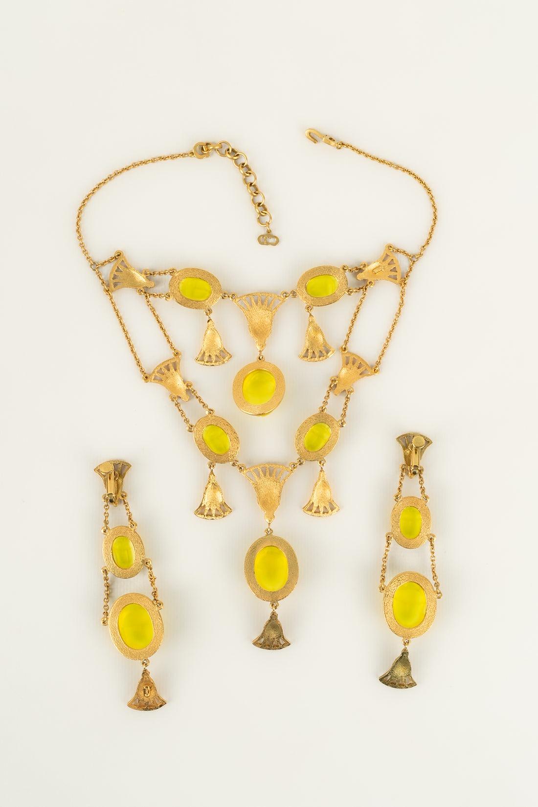 Dior - Jewelry composed of a necklace and earrings in gold-plated metal and beetles in yellow resin. Spring-Summer 2004 Collection.

Additional information:
Condition: Very good condition
Dimensions: Necklace length: from 34 cm to 39 cm 
Earrings