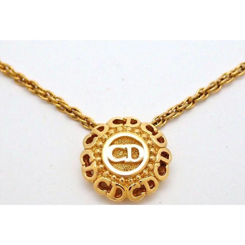 Christian Dior necklace features gold-tone hardware, round pendant that has brand's signature CD logo at center set against a pebbled background and CD letters roll around the edge, complete with lobster claw closure.
 

60402MSC