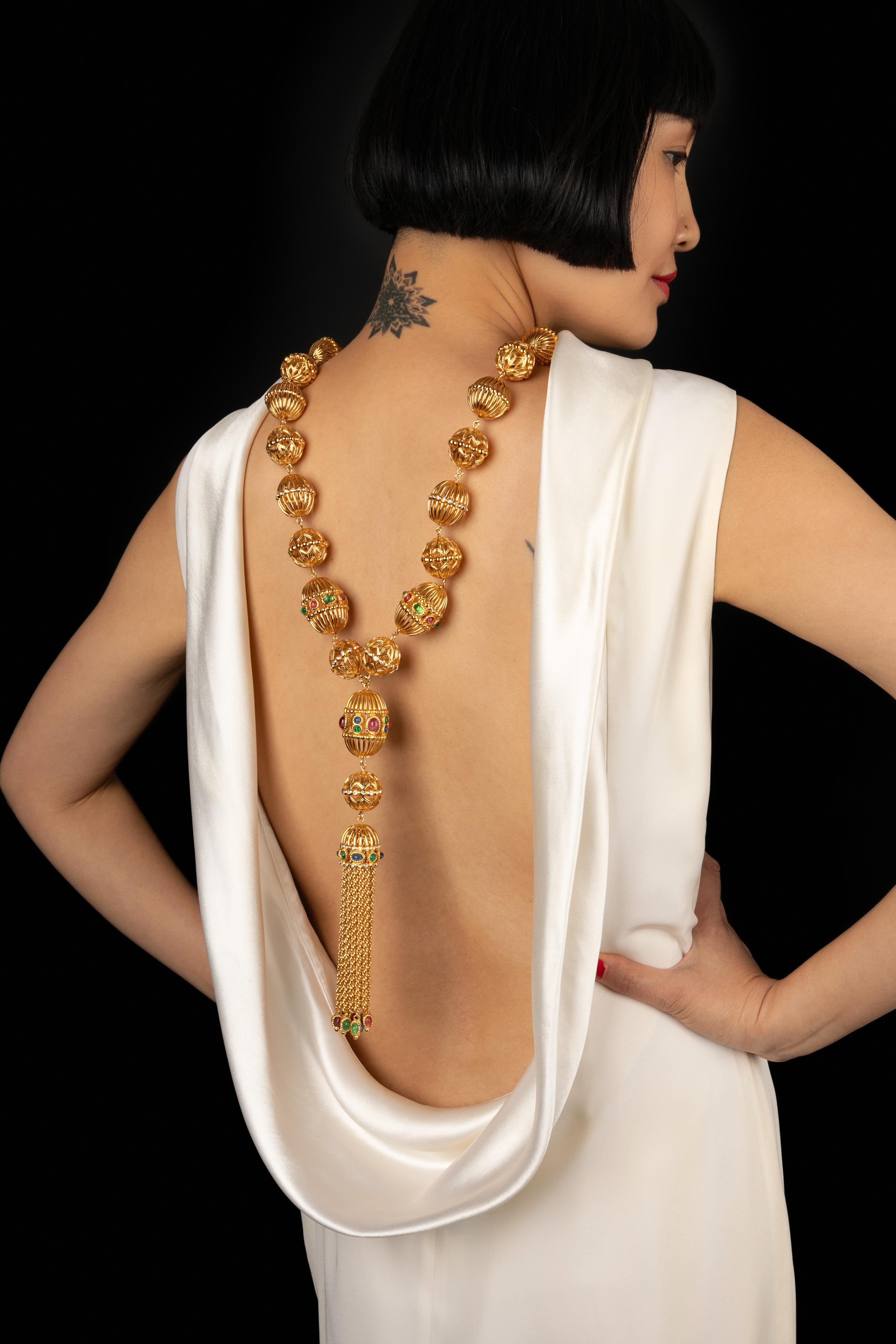 DIOR - (Made in Germany) Imponente collana in metallo dorato con sfere traforate, cabochon in pasta di vetro multicolore e strass.

Condizioni:
Ottime condizioni

Dimensioni:
Lunghezza: 74 cm

SKU:BC56