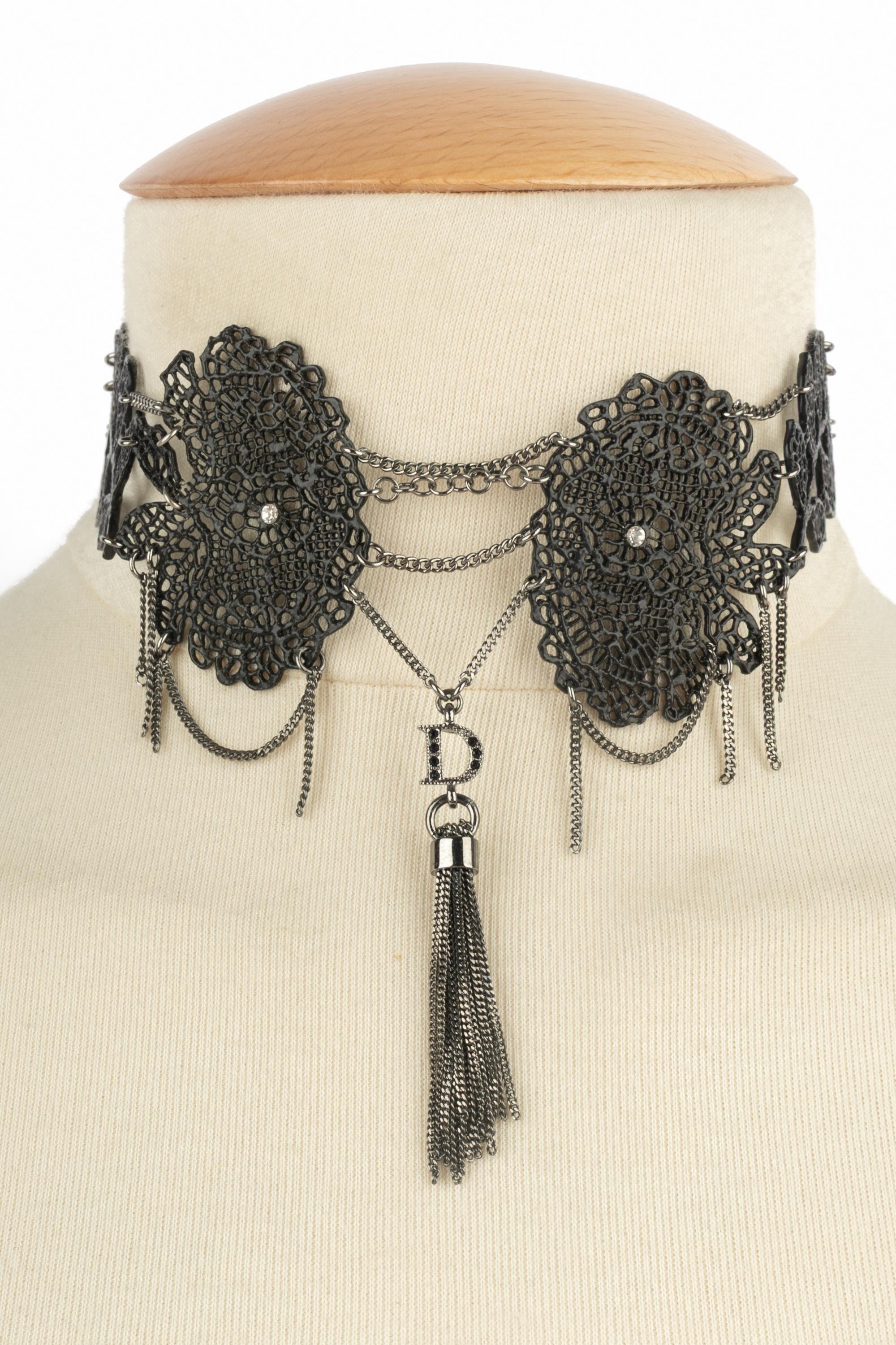 DIOR - (Made in France) Durchbrochene Halskette aus schwarzem Metall mit Strasssteinen.

Bedingung:
Sehr guter Zustand

Abmessungen:
Länge: von 32 cm bis 38 cm

SKU:BC33