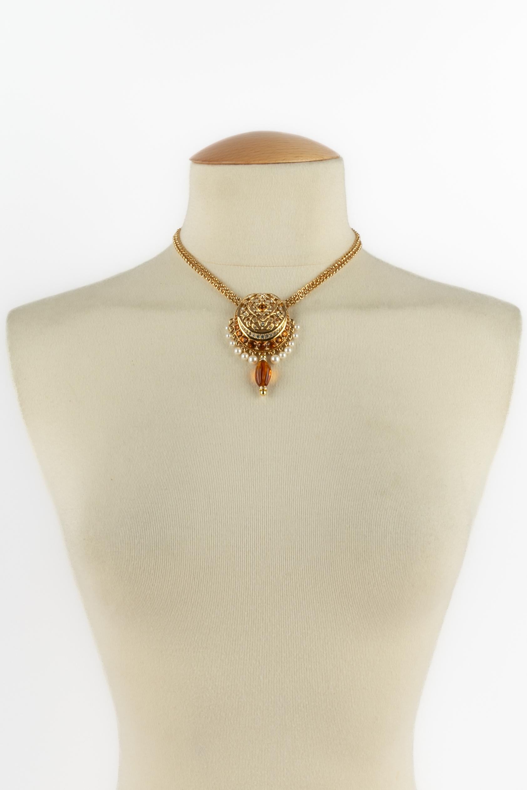 DIOR - Collar de metal dorado con brillantes y pequeñas perlas de fantasía.

Estado:
Muy buen estado

Dimensiones:
Longitud: de 39 cm a 45 cm

SKU:BC146


