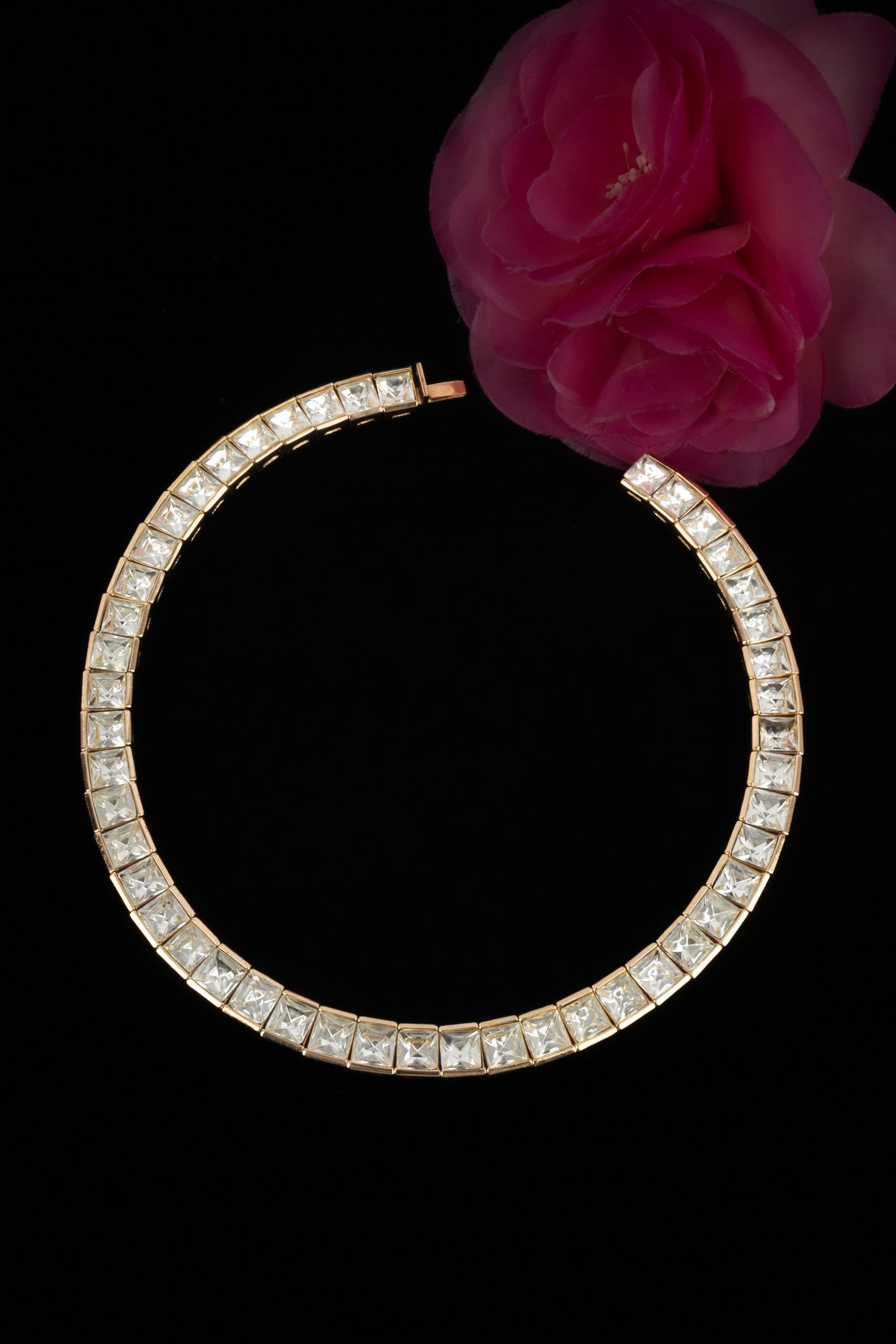 DIOR - (Made in Germany) Short articulated golden metal necklace ornamented with rhinestones. A Collection under the artistic direction of Marc Bohan.

Condition:
Very good condition

Dimensions:
Length: 41 cm

SKU:BC103