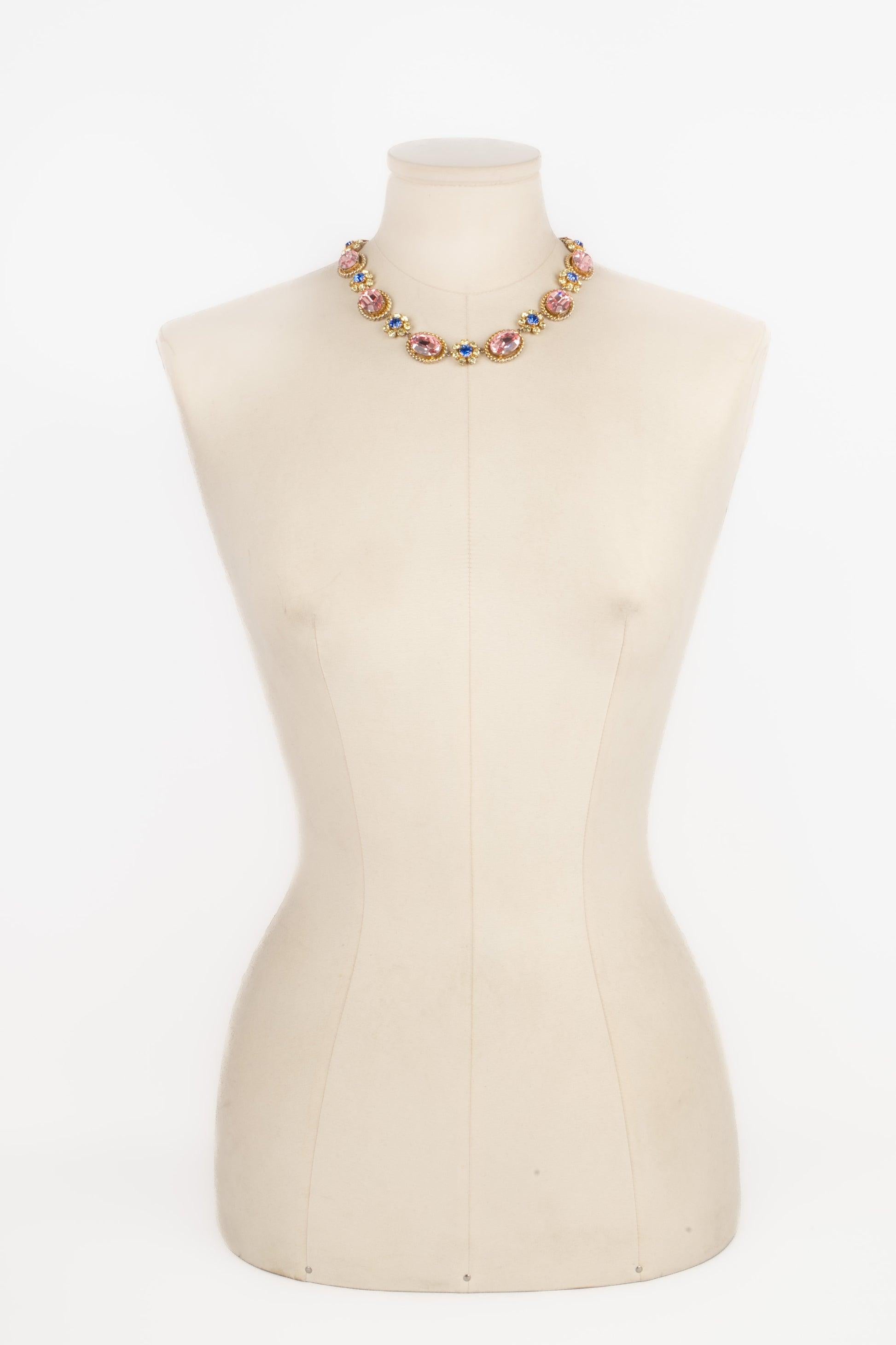 Dior - Short golden metal necklace set with blue, pink, and yellow rhinestones. A 1965 Collection.

Additional information:
Condition: Good condition
Dimensions: Length: 45 cm
Period: 20th Century

Seller Reference: BC99