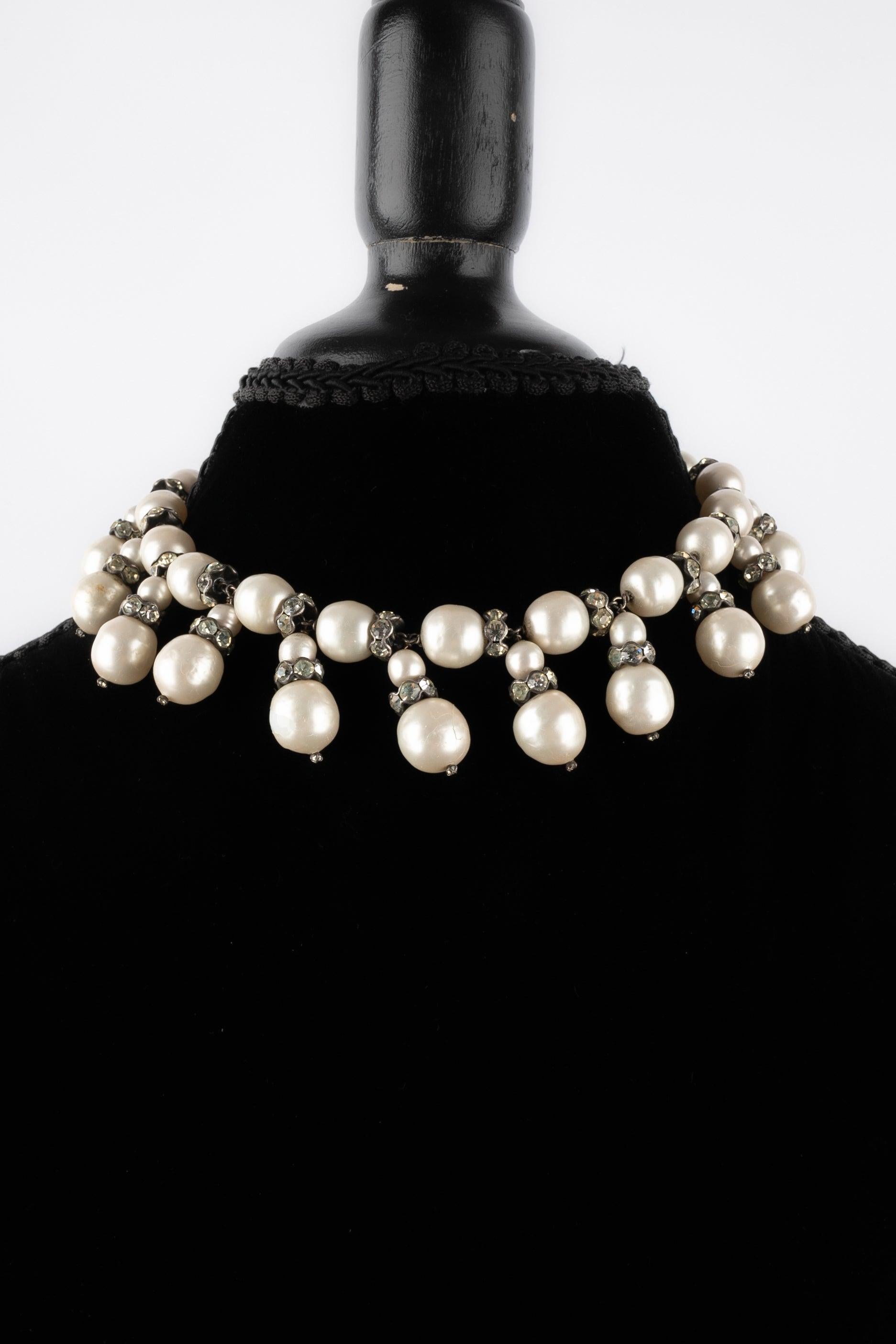Short silvery metal necklace with rhinestone rings and costume pearls. Good general condition but a few pearls are damaged.

Additional information: 
Condition: Very good condition
Dimensions: Length: 40 cm

Seller Reference: BC26