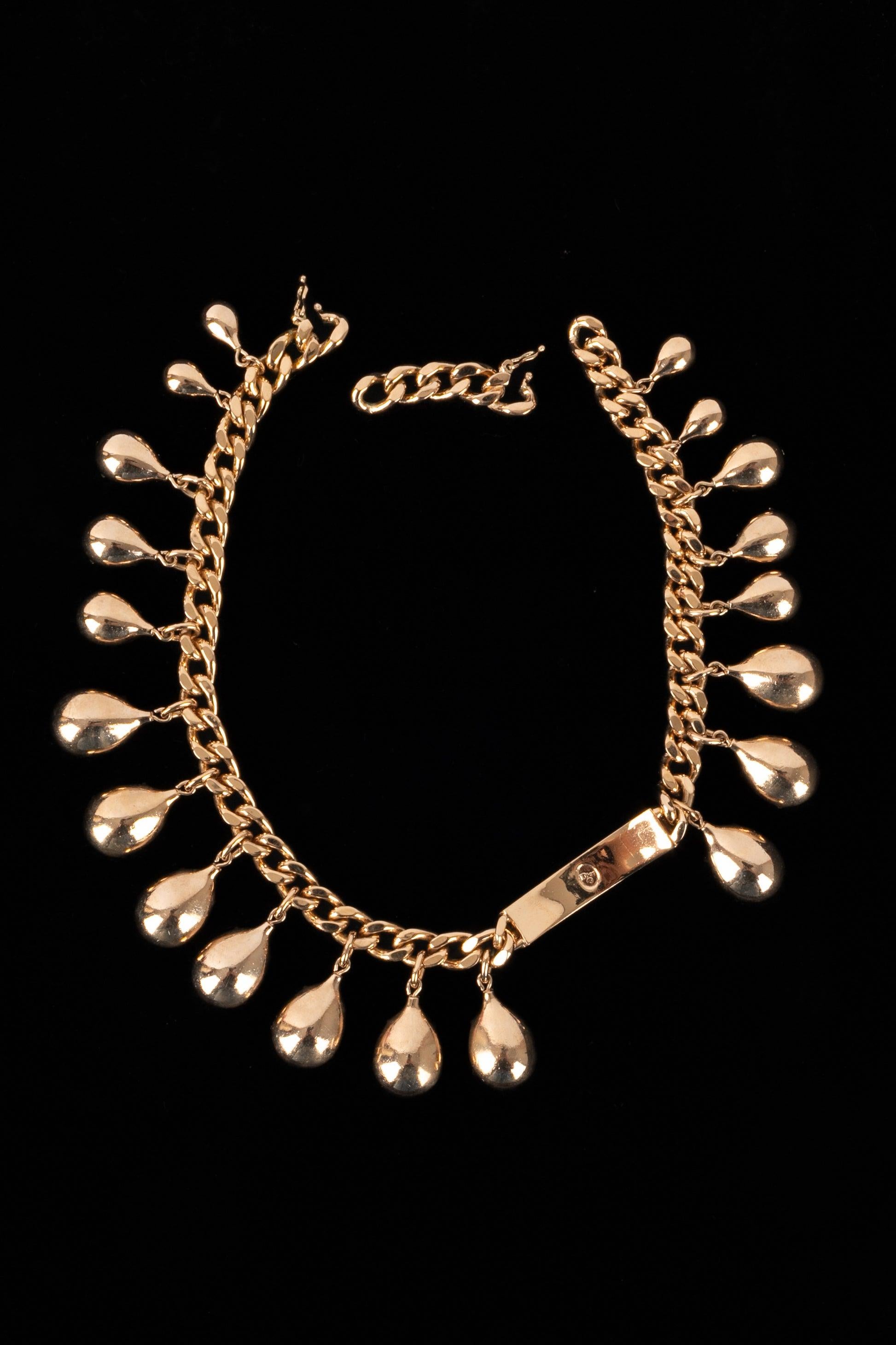 Dior - Golden metal chain necklace ornamented with rhinestoned charms. 2004 Fall-Winter Ready-to-Wear Collection.

Additional information: 
Condition: Very good condition
Dimensions: Length: 39 cm
Period: 21st Century
 
Seller Reference: BC215