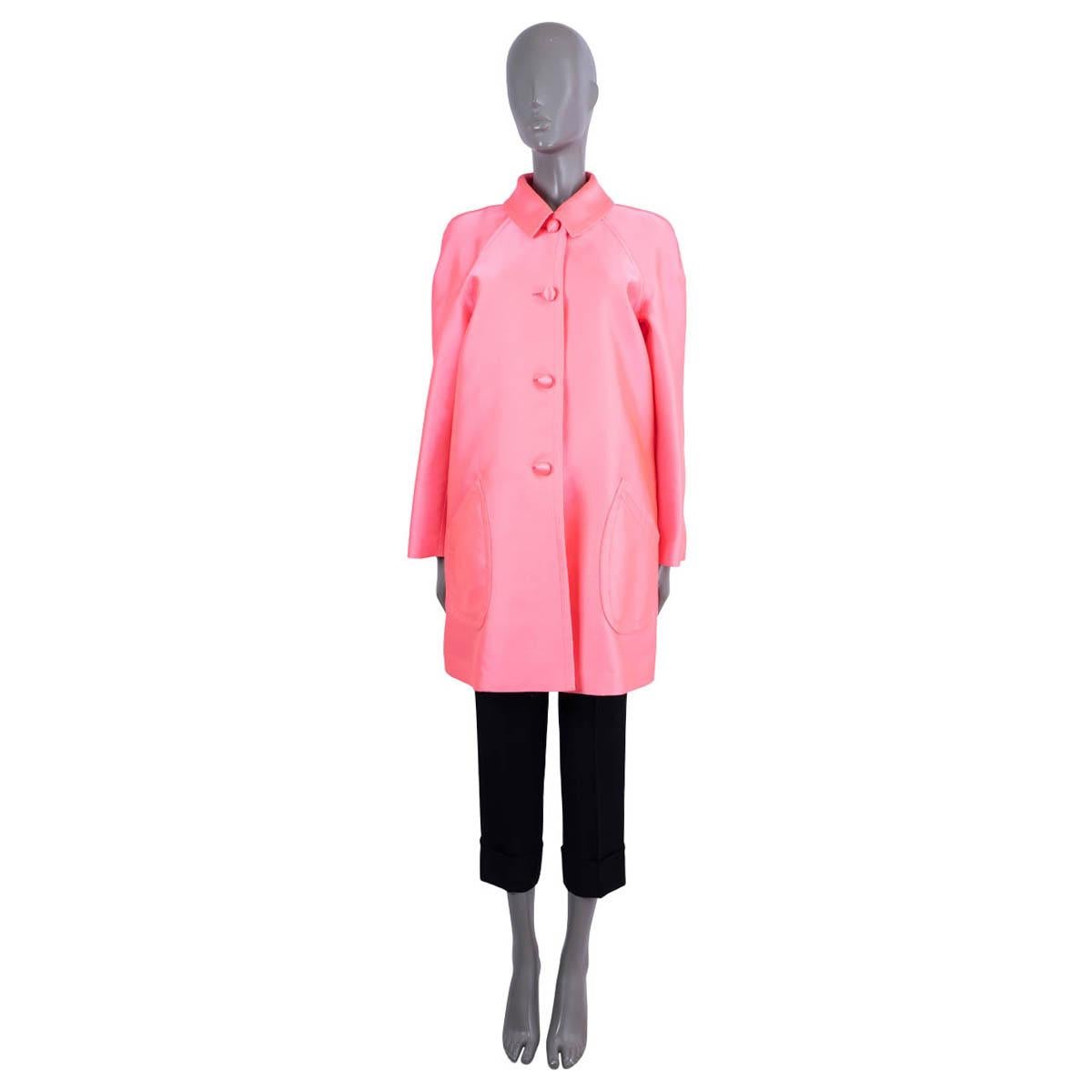 Manteau Christian Dior 100% authentique en polyester (69%) et soie (31%) rose néon. Il comporte deux poches sur le devant et une fente dans le dos. S'ouvre à l'aide de quatre boutons sur le devant. Non doublé. 

 2022