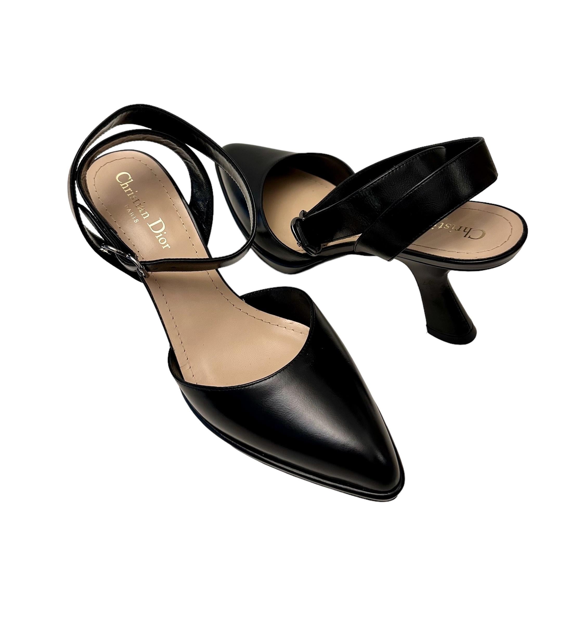 Great elegant looks for this new Soul Pumps from the 2023/2024 Winter collection form the house of Dior.
They are crafted in a beautiful black calfskin. 
They feature a pointed toe and a CD strap around the ankle. 
Retail price: €1'190

Collection: