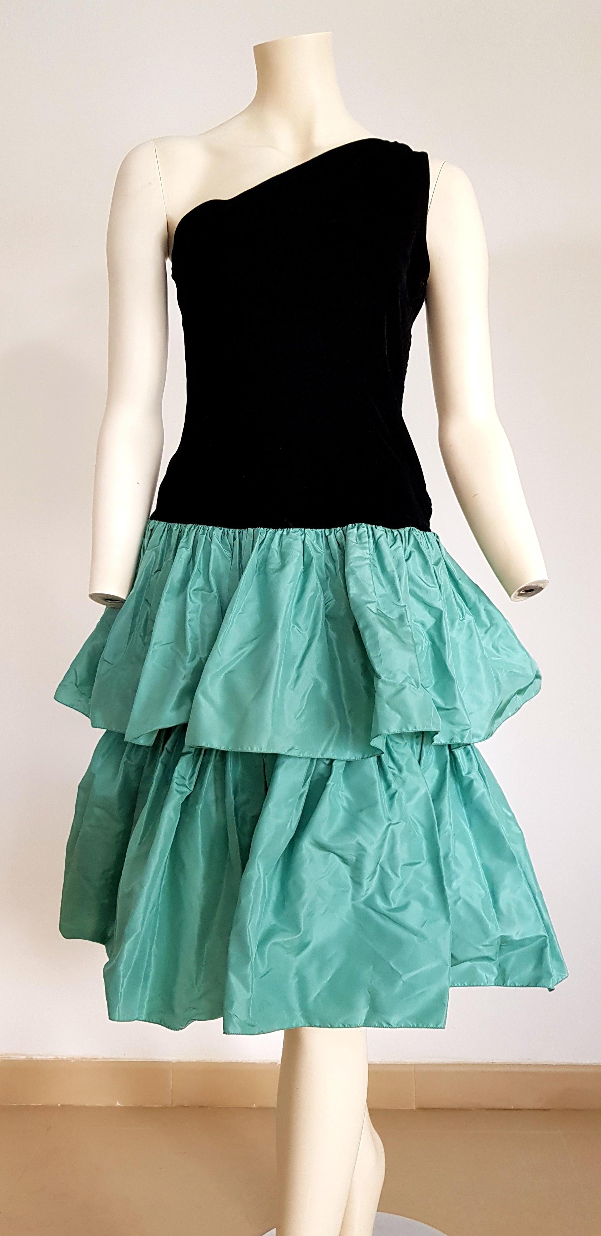 Christian DIOR black velvet silk one shoulder top, green flounced skirt dress - Unworn, New.

SIZE: equivalent to about Small / Medium, please review approx measurements as follows in cm: lenght 105, chest underarm to underarm 46, bust circumference