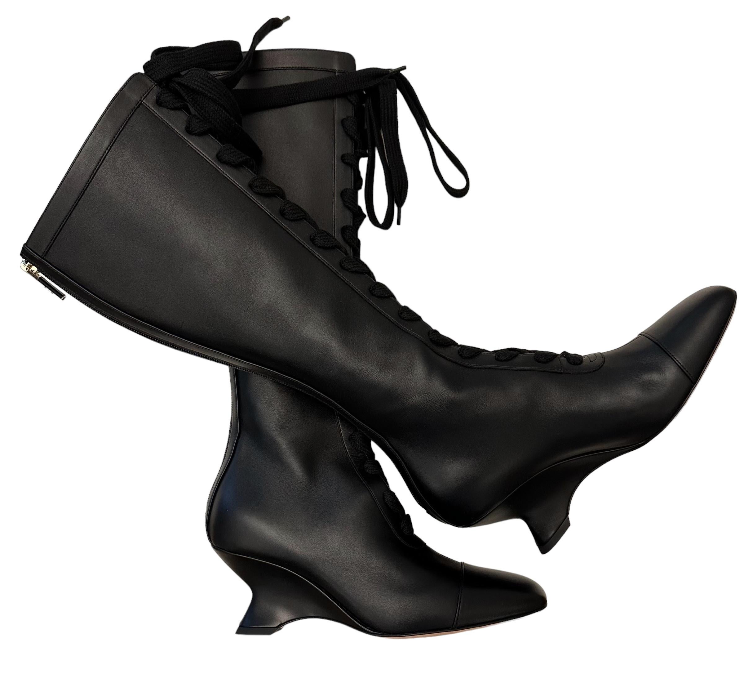 Our pre-owned but new Naughtily-D boot was presented at the Dior Cruise 2024 fashion show in Mexico.
The black calfskin upper features thick cotton laces without a tongue and a gold-tone CD signature closure on the rear zipper fastening.