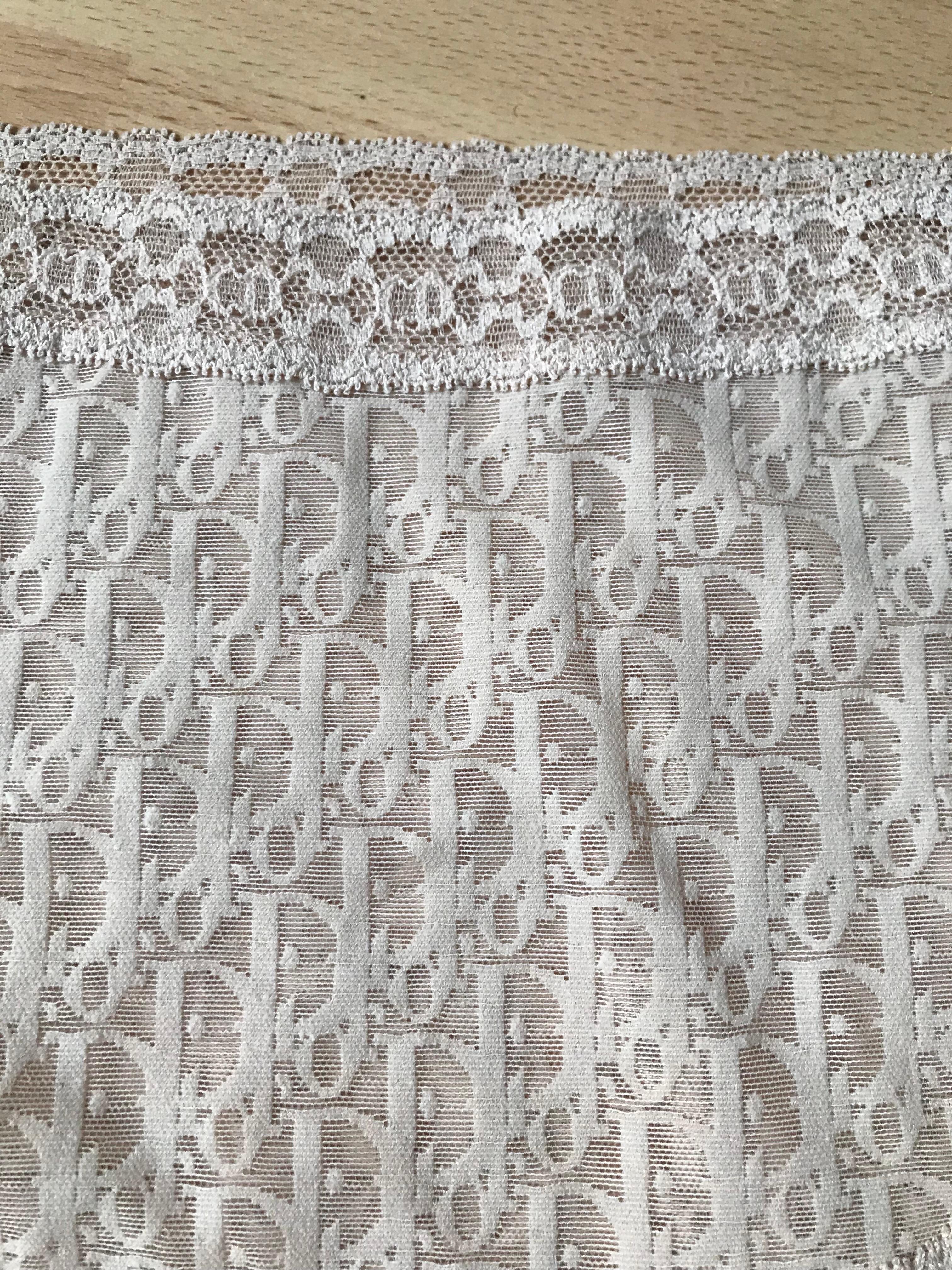 Slip monogramme dior oblique. Neuve. Jamais porté. Vintage. Modèle rare et recherché. Porté par les sœurs Kardashian Jenner. Convient à une taille 40.                         Culotte monogramme dior oblique. Neuve. Jamais portée. Vintage. Modèle