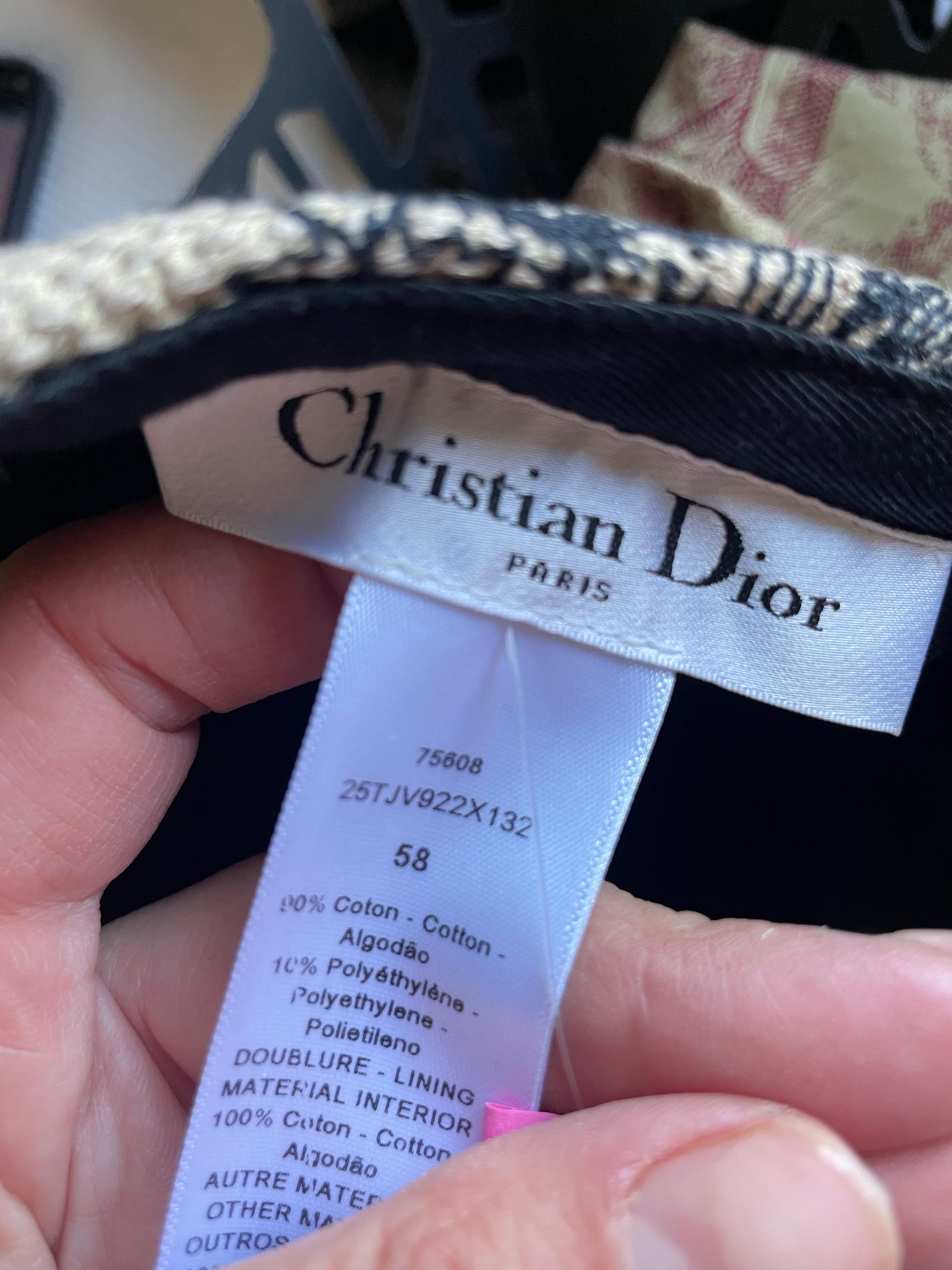 CHRISTIAN DIOR Nuovo berretto in toile de jouy con etichetta mai indossato. in vendita 7