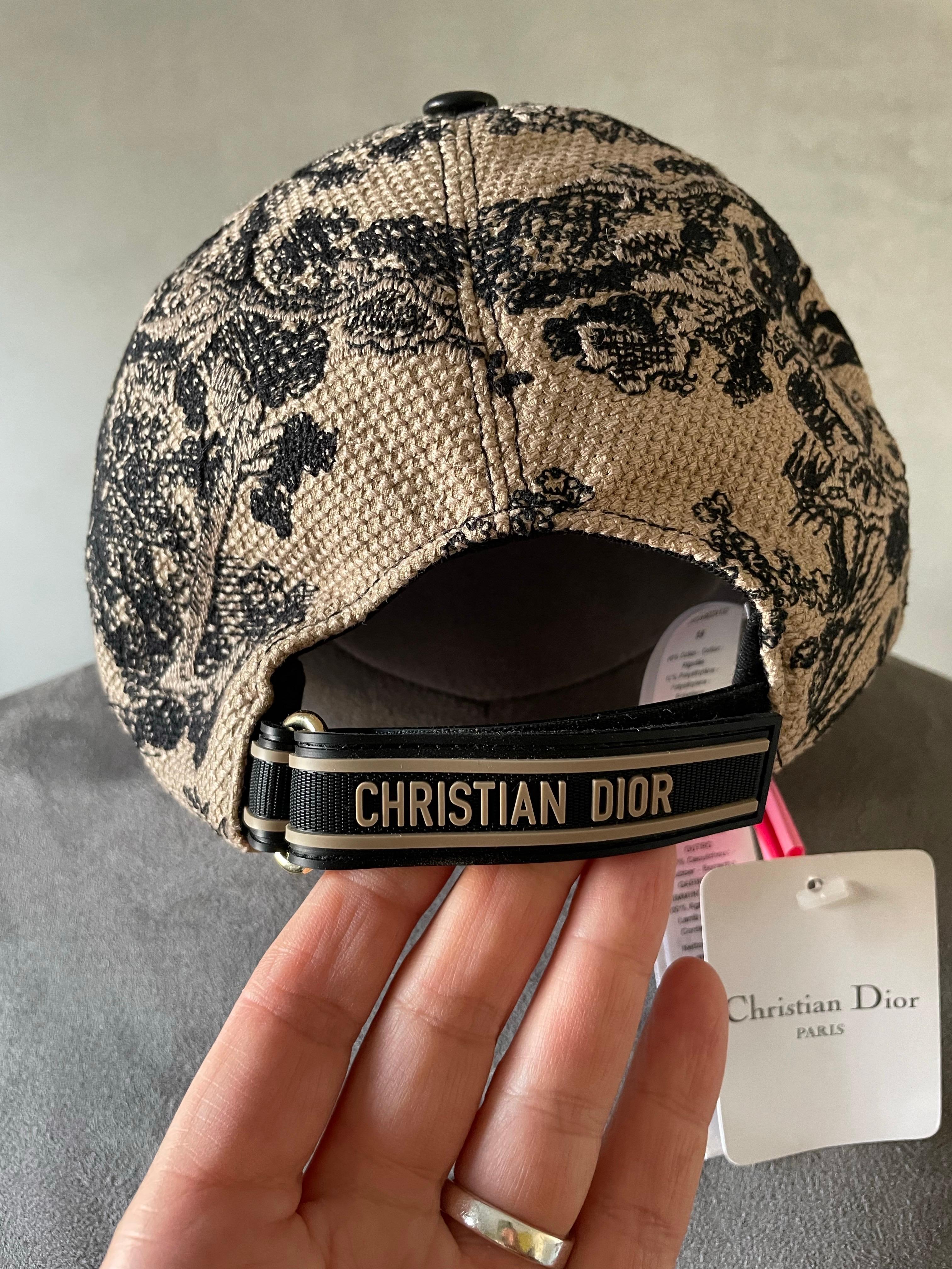 CHRISTIAN DIOR. CAP unisex in toile de jouy. Con il logo Monogram sul retro del CAP. Regolabile con un sistema di velcro. Taglia 58. Nuovo con etichetta, mai indossato. Materiale: cotone, tela e pelle.