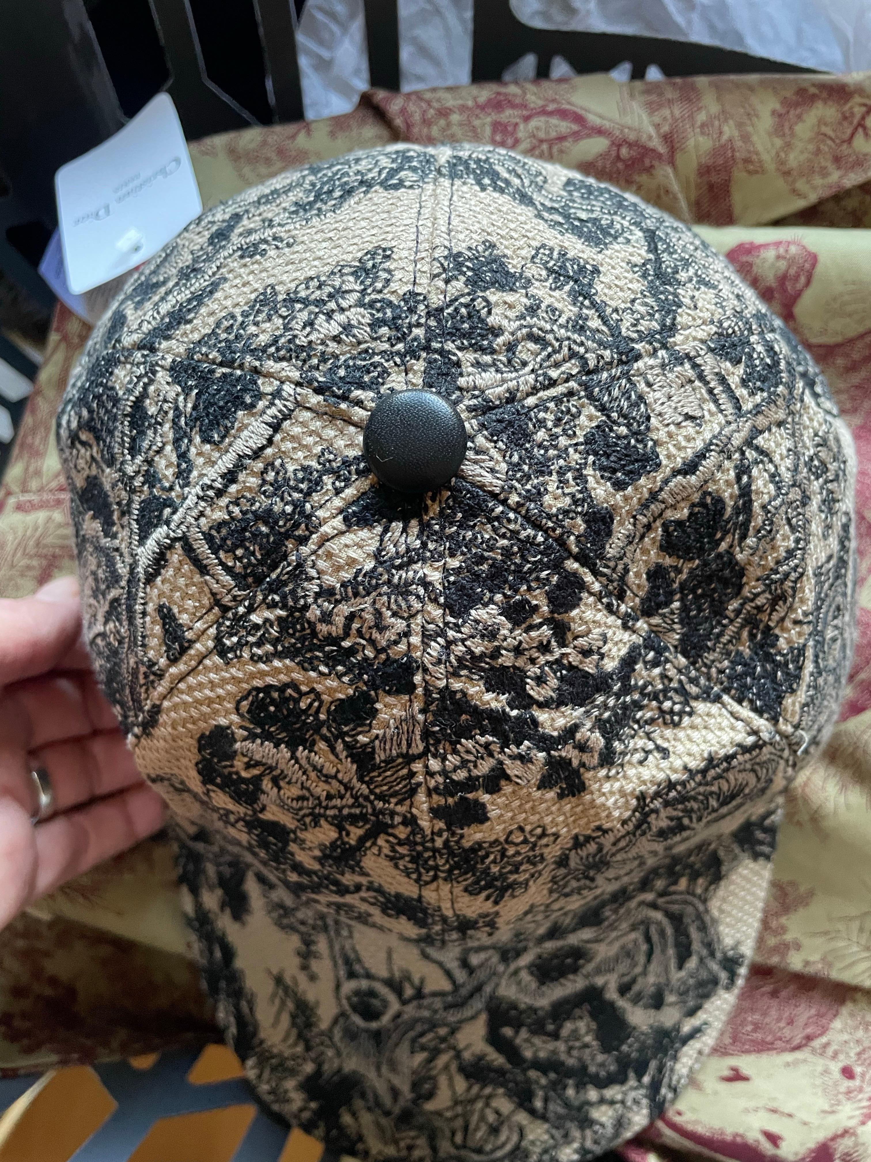 da uomo o donna CHRISTIAN DIOR Nuovo berretto in toile de jouy con etichetta mai indossato. in vendita