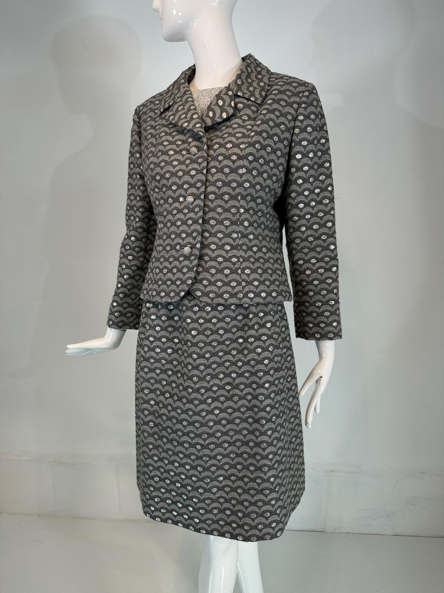 Christian Dior New York 1960 in lana grigio chiaro con piccoli cerchi metallici argentati in ogni griglia. La giacca monopetto è dotata di 