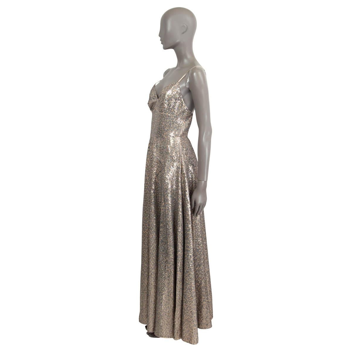 100% authentique Christian Dior 2018 Pre-Fall robe de soirée évasée sans manches, ornée de paillettes grises et dorées. Les seuqins sont cousus sur de la soie nue (100 %). La robe s'ouvre par une fermeture éclair au dos et est doublée de soie nude