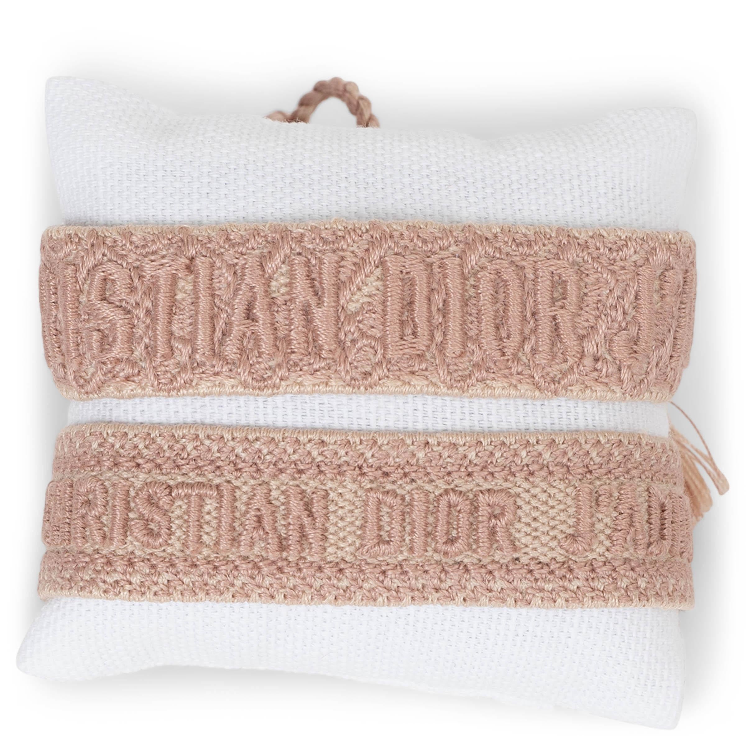 Questo braccialetto dell'amicizia di Christian Dior, autentico al 100%, è realizzato in cotone nudo e presenta l'iconico ricamo J'ADIOR su ogni fascia. Disegnati con cinghie intrecciate regolabili e rifiniti con nappe, questi bracciali offrono un