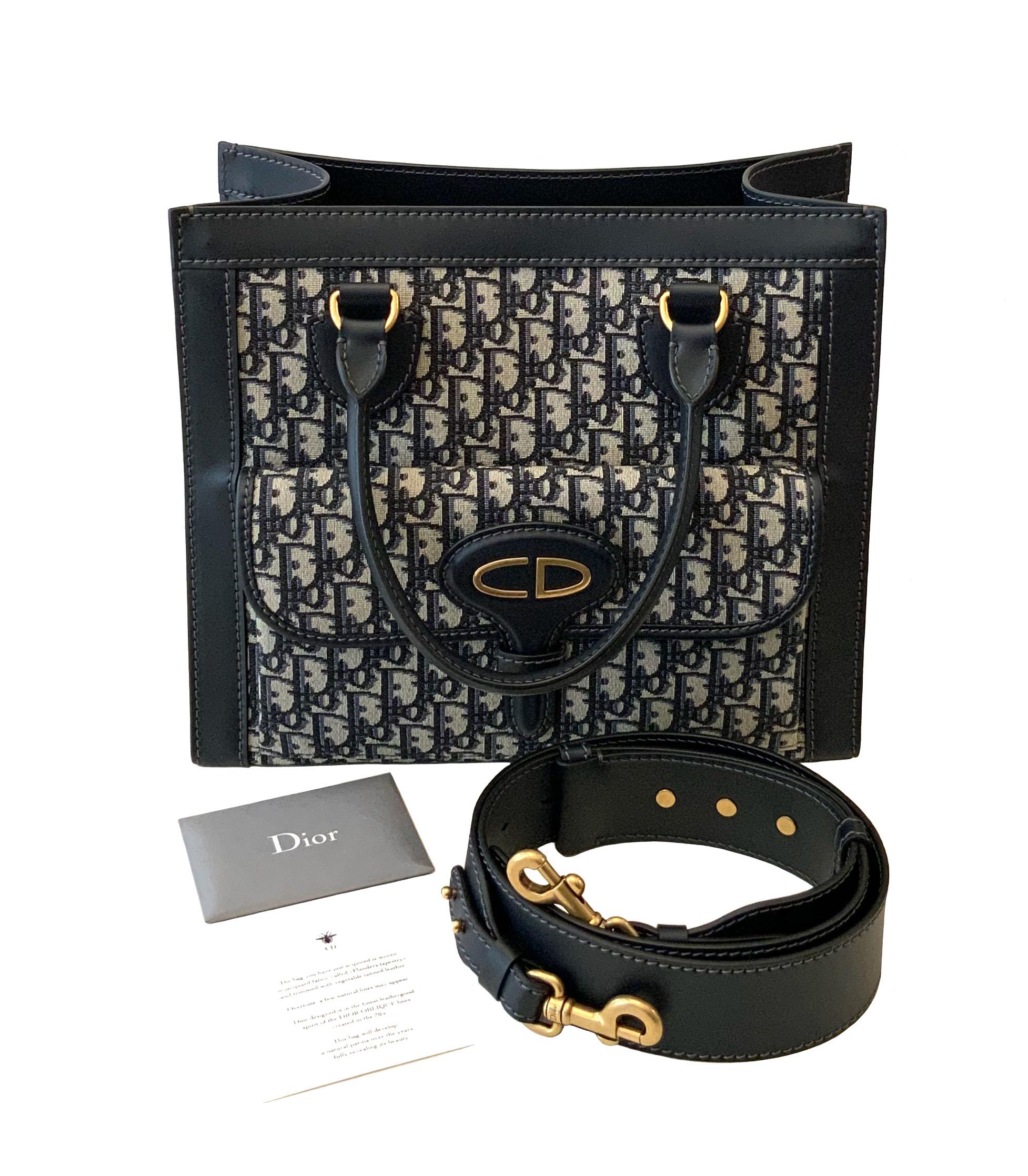 This pre-owned ad new tote bag from Christian Dior is crafted in the Dior monogram canvas in blue.
It features two smooth calfskin leather rolled top handles, an exterieur flap compartment and a wide detachable and ajustable shoulder strap.
The