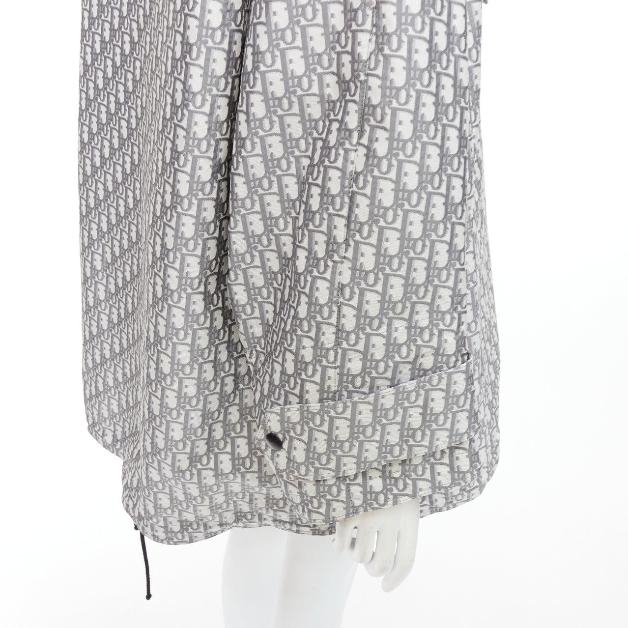 CHRISTIAN DIOR Oblique grey white monogram technical taffeta hooded anorak XS
Reference: KNLM/A00371
Brand: Dior
Designer: Maria Grazia Chiuri
Model: Hooded Anorak
Material: Polyester
Color: Grey, White
Pattern: Monogram
Closure: Pullover
Extra