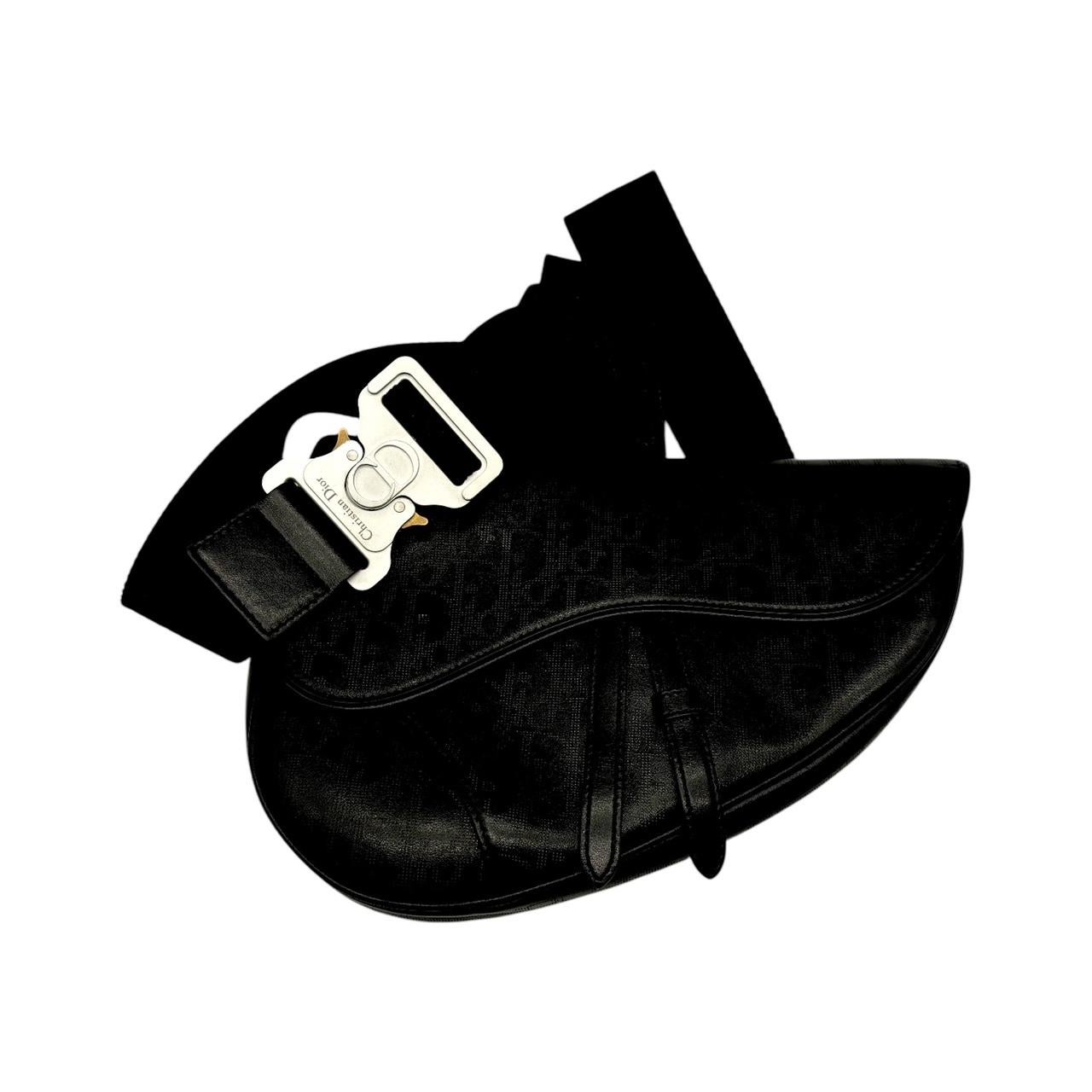 Concediti il lusso con la Christian Dior Oblique Jacquard Galaxy Black Saddle Bag. Realizzata in pelle di vitello e nylon, questa borsa firmata emana raffinatezza ed esclusività. Con una tracolla di lunghezza versatile e chiusure sicure con zip e