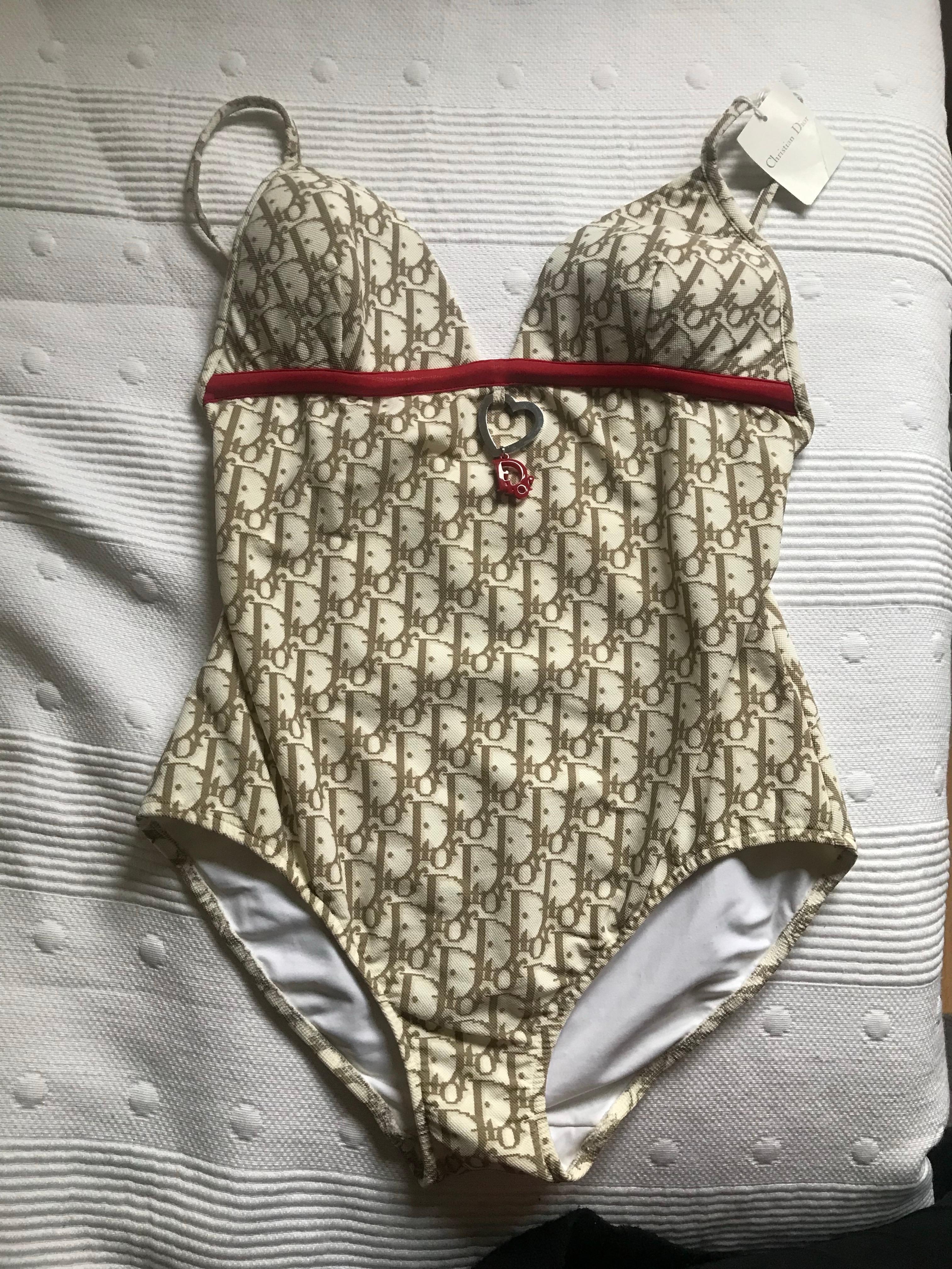Maillot de bain Dior Monogramme Oblique. neuf. Jamais porté. Modèle rare et recherché. Un léger petit accroc au dos très discret.(voir photo) Convient pour un 38. Tout simplement magnifique !!!