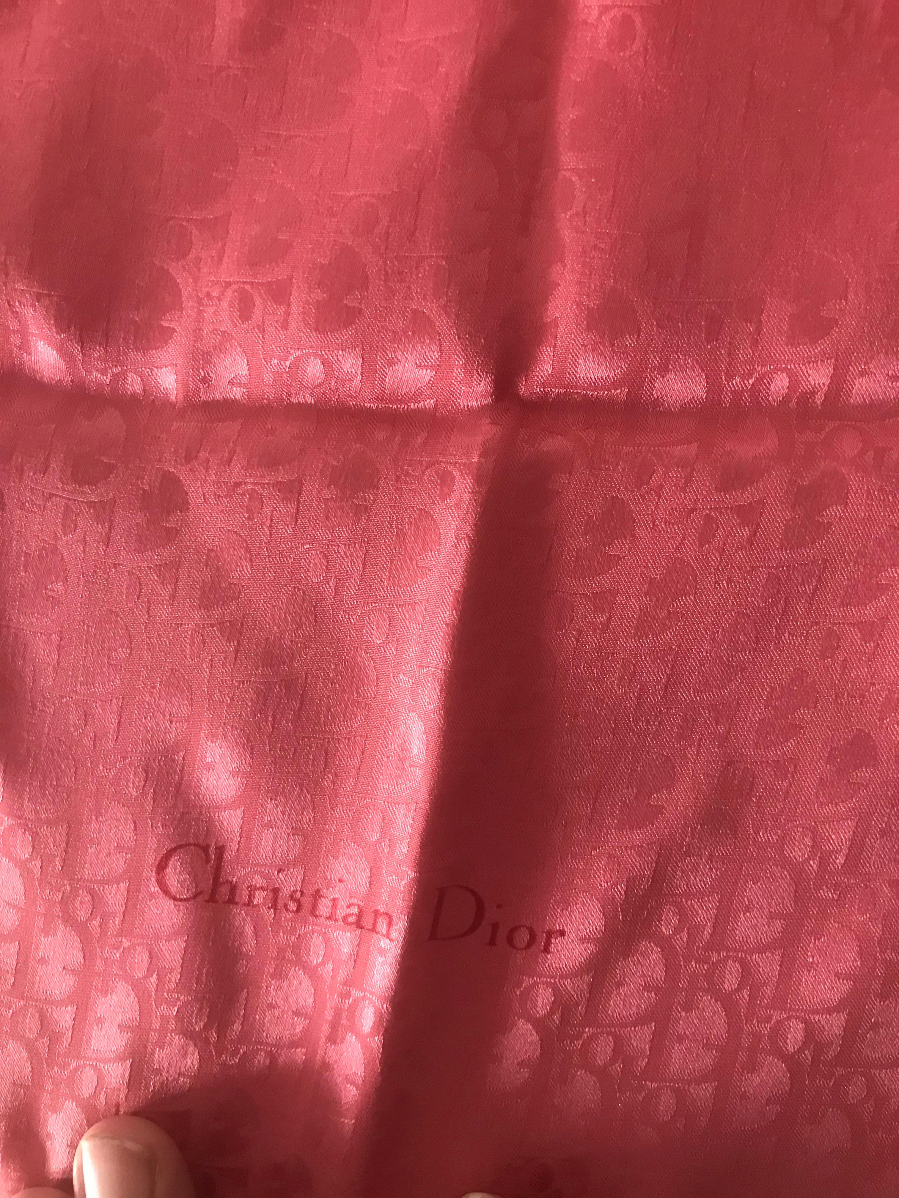 Monogram dior scarf. Pink color. made of silk. rolled edges. 46x47 cm. Very good condition..                                                  Foulard dior monogramme. Couleur rose. En soie. Bords roulottés. 46X47 cm. Très bonne état.