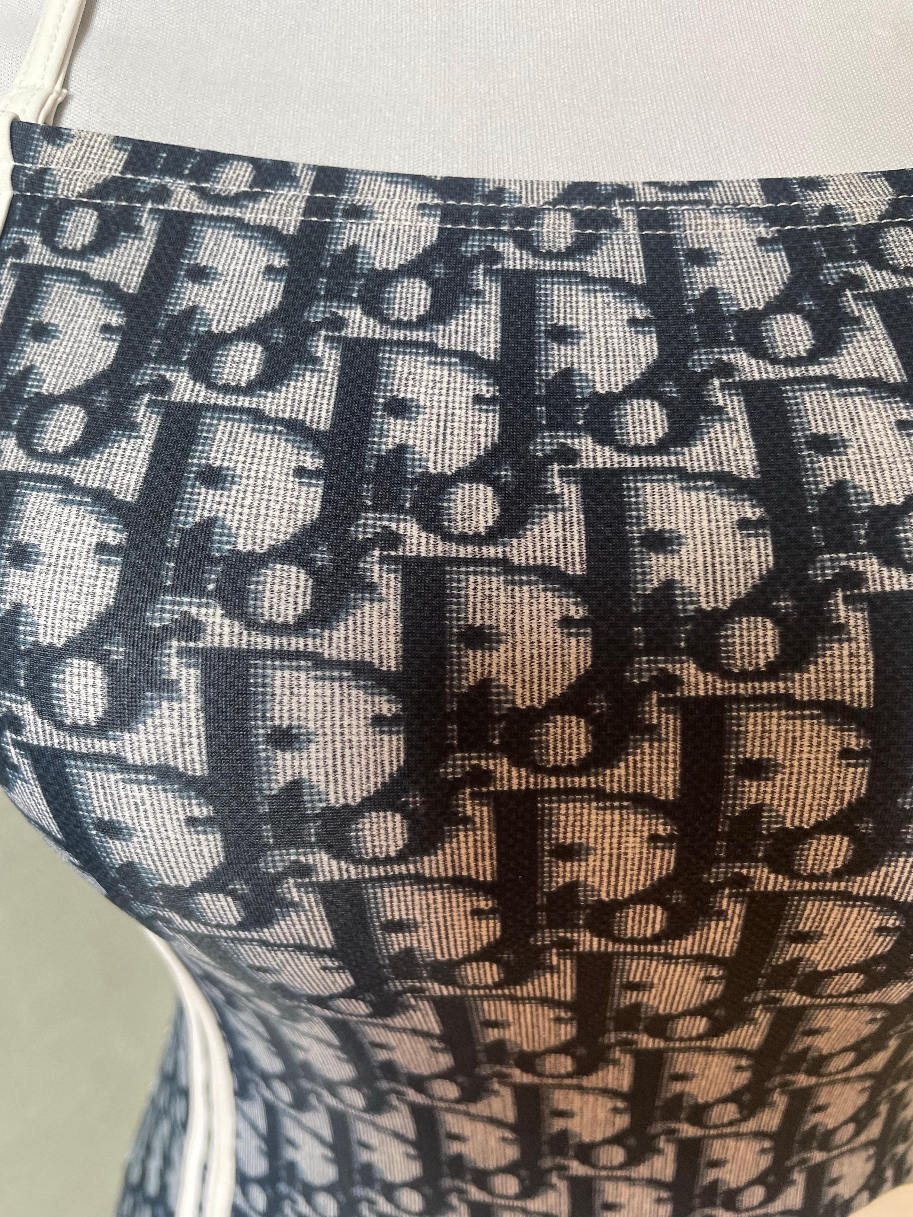 Bellissimo costume da bagno Monogram obliquo con logo Dior. L'era di Galliano. Modello raro e vintage. Molto ricercato. Veste una taglia 38. In ottime condizioni.