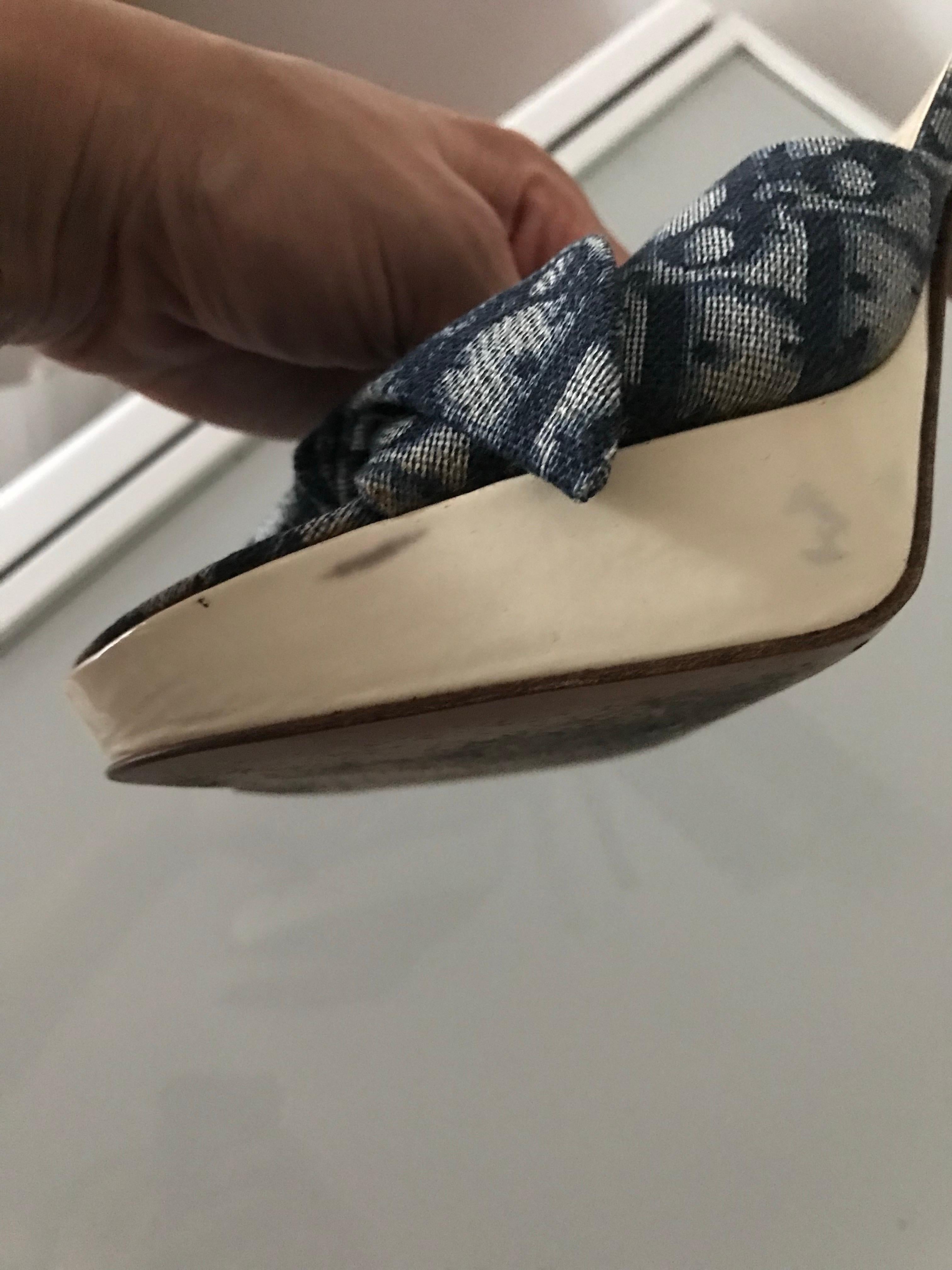 Very beautiful dior mule sandals with oblique monogram patterns. Some traces see photo. taille 38,5.                                                                         Très belles sandales mules Dior motifs monogramme oblique. Quelques traces
