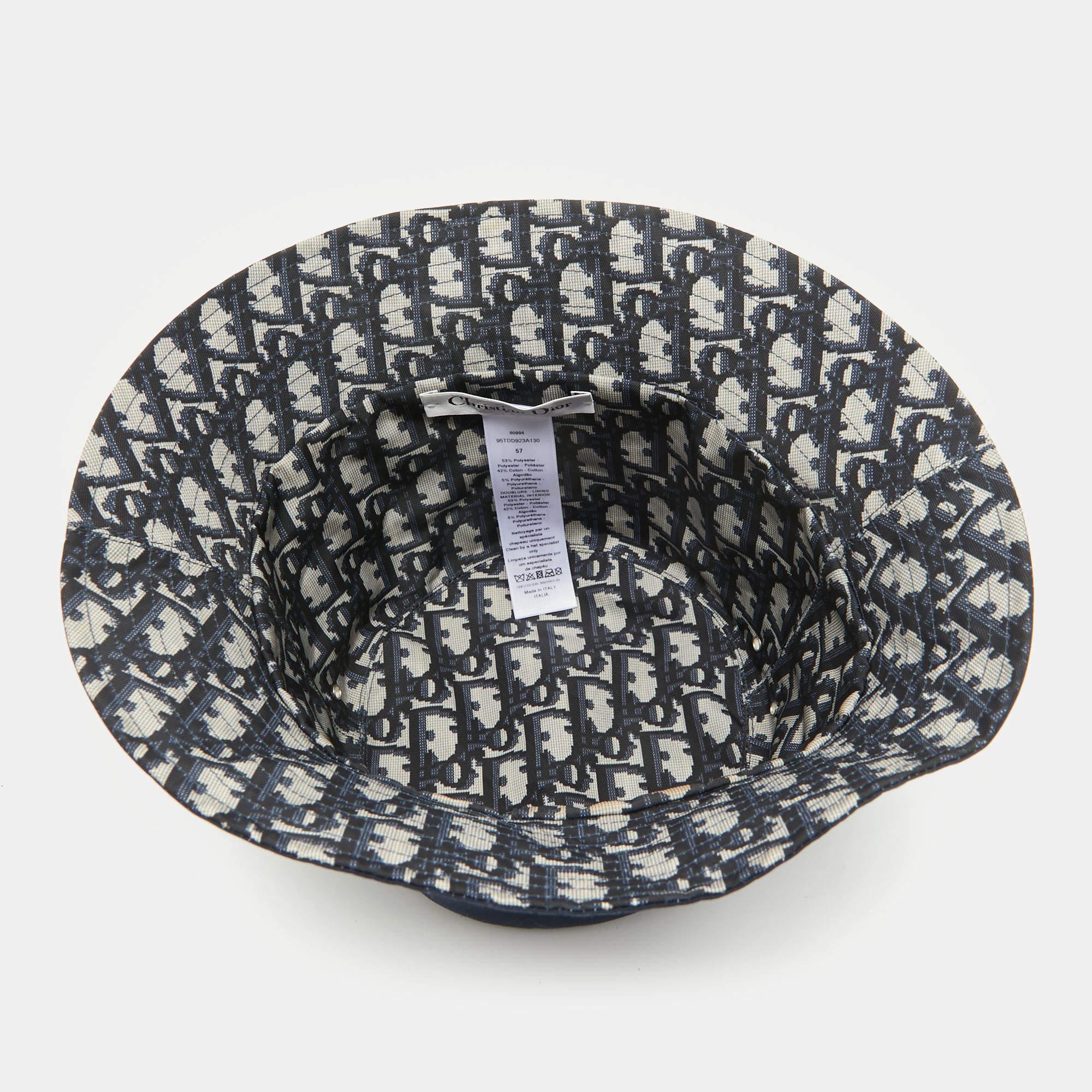 Head out looking chic with this bucket hat from the House of Dior. It has been made using cotton blend fabric and has the Oblique motif on the inside.

