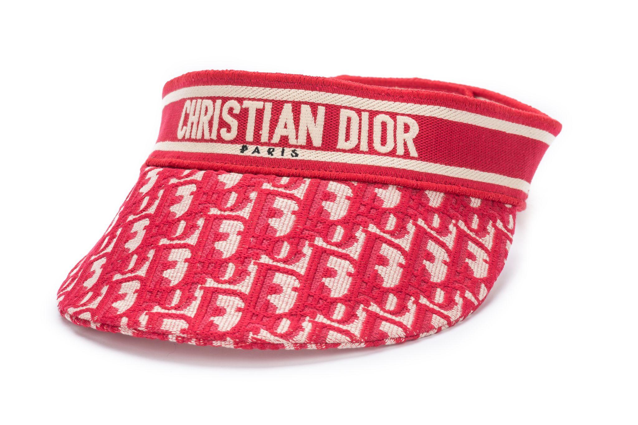Rotes Christian Dior Visier mit schrägem Motiv. Mit einem farblich abgestimmten, bestickten Band mit dem Schriftzug 