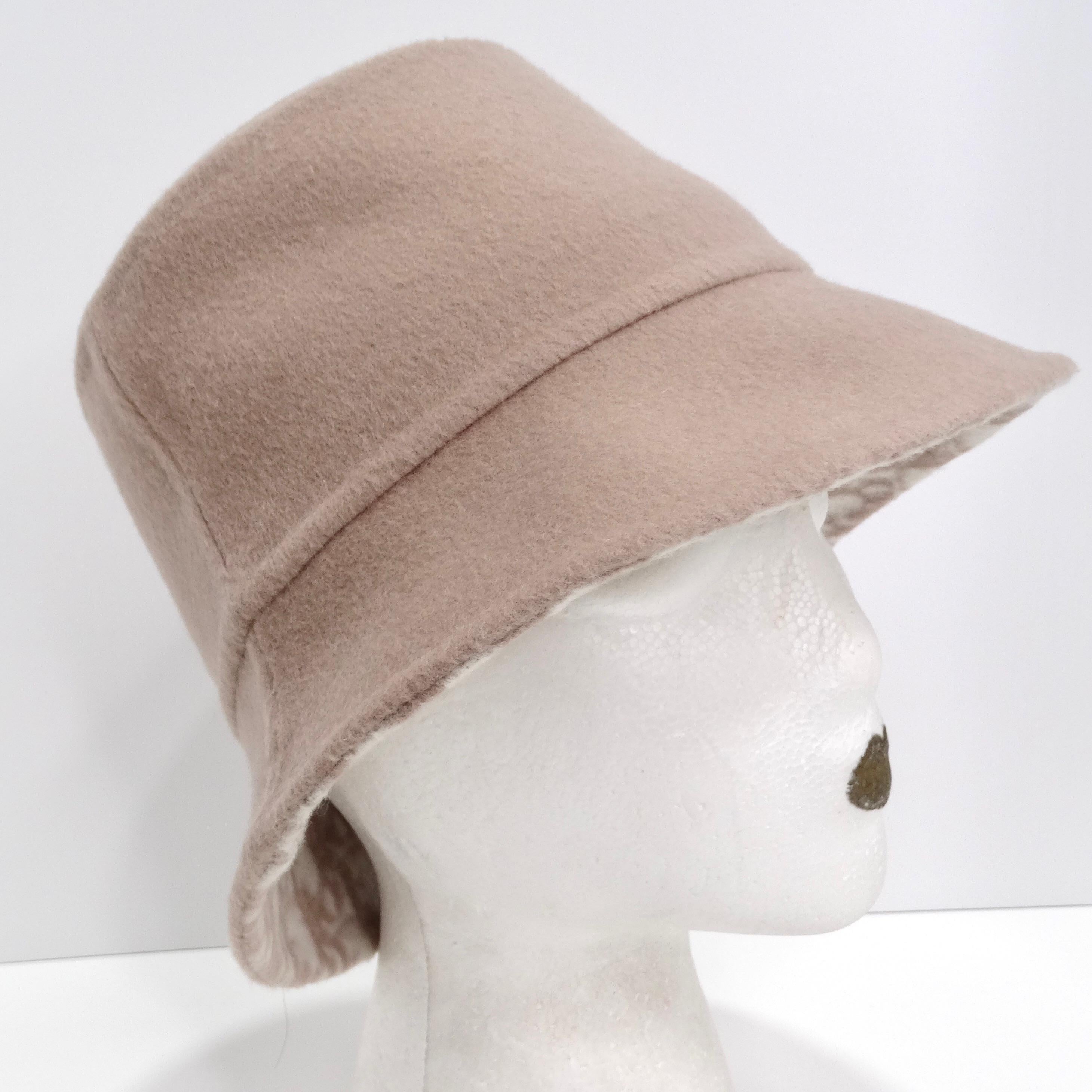 Faites une déclaration chic avec le chapeau Bob en laine réversible Christian Dior Oblique en rose - un accessoire polyvalent et élégant qui témoigne du style sophistiqué des personnes à la pointe de la mode. Ce chapeau baquet en laine rose blush de