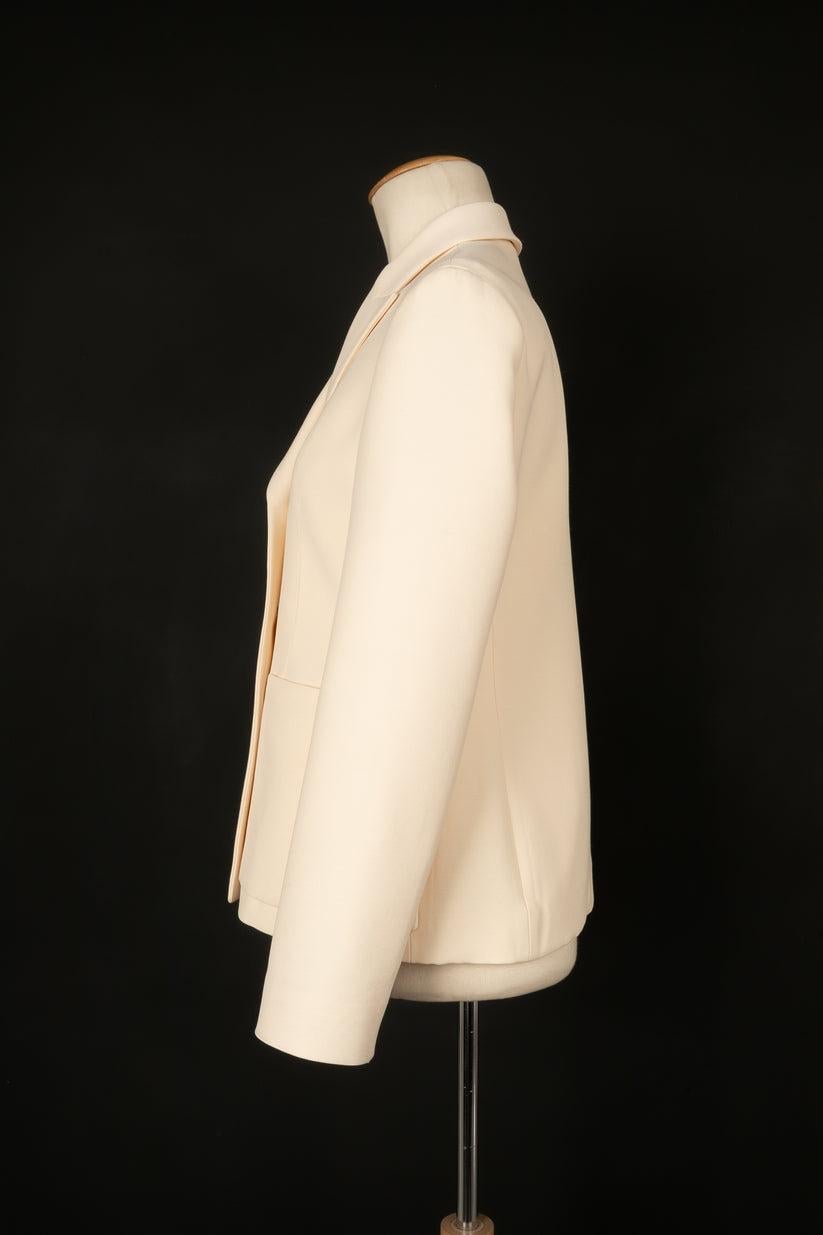 Dior - (Made in France) Veste blanc cassé avec boutons noirs. Aucune taille n'est indiquée, il convient à un 34FR/36FR. Pour être mentionnés, quelques fils sont tirés.

Informations complémentaires :
Condit : Bon état
Dimensions : Largeur des