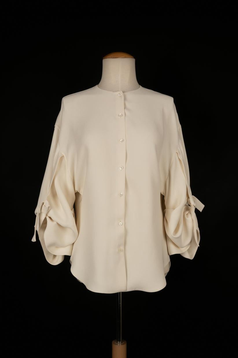 DIOR - (Made in Italy) Off-white Seidenbluse. Größe 36FR angegeben.

Zusätzliche Informationen:
Zustand: Guter Zustand
Abmessungen: Brustkorb: 34 cm - Taille: 32 cm - Länge: 55 cm

Sellers Referenz: FH226