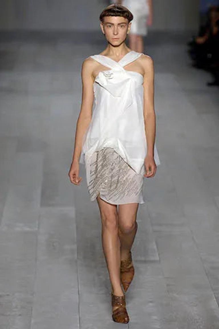 Dior - (Made in France) Off-white crepe, muslin, and tulle asymmetrical top. Size 38FR indicated. 2007 Spring-Summer Collection.

Additional information:
Condition: Very good condition
Dimensions: Chest: 40 cm - Length: 60 cm
Period: 21st