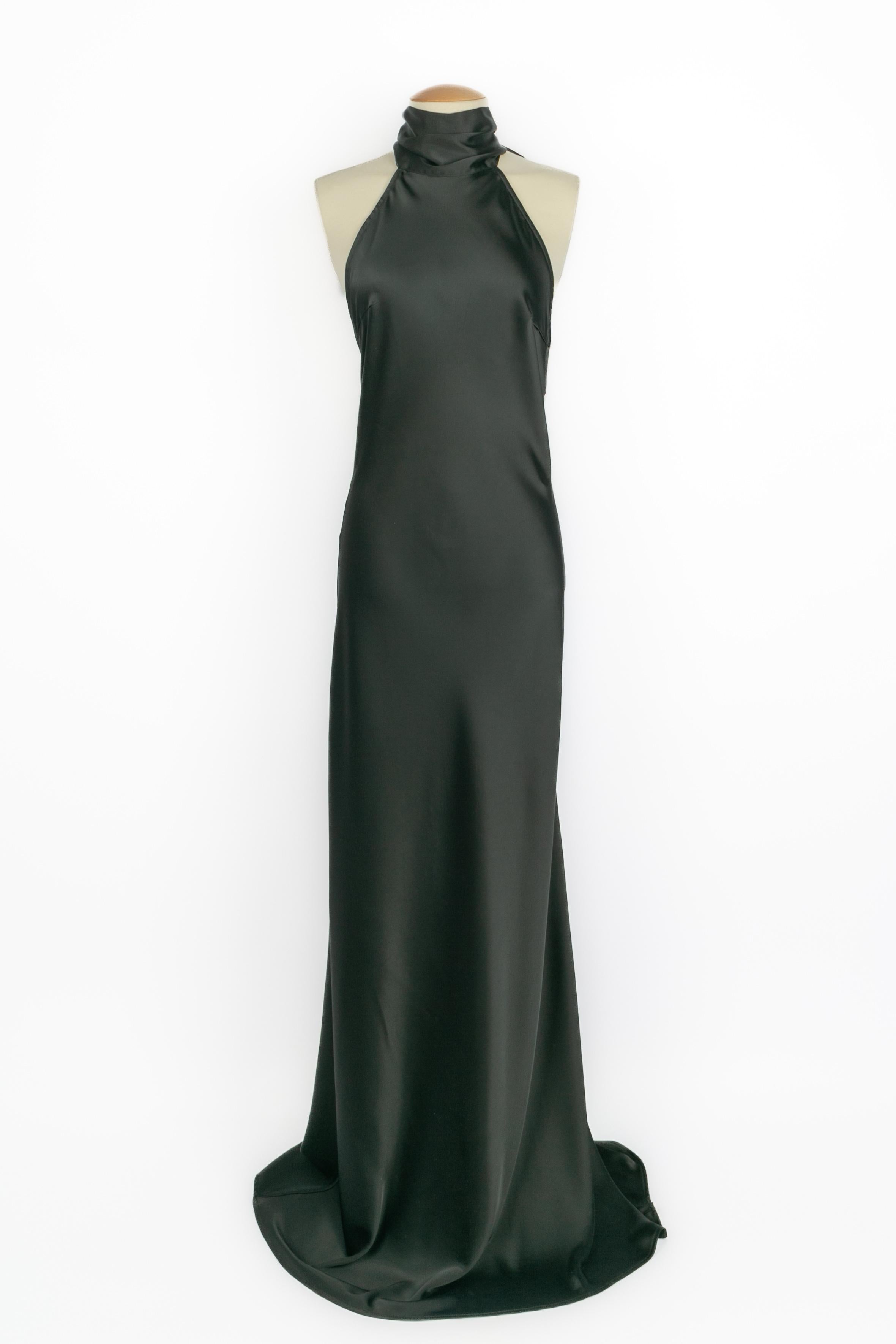 DIOR - (Fabriqué en France) Longue robe en satin noir à dos ouvert. Taille 42FR. A Collectional circa 2005 sous la direction artistique de John Galliano.

Condit :
Très bon état.

Dimensions :
Poitrine : 45 cm - Longueur : 165 cm

SKU:VR166