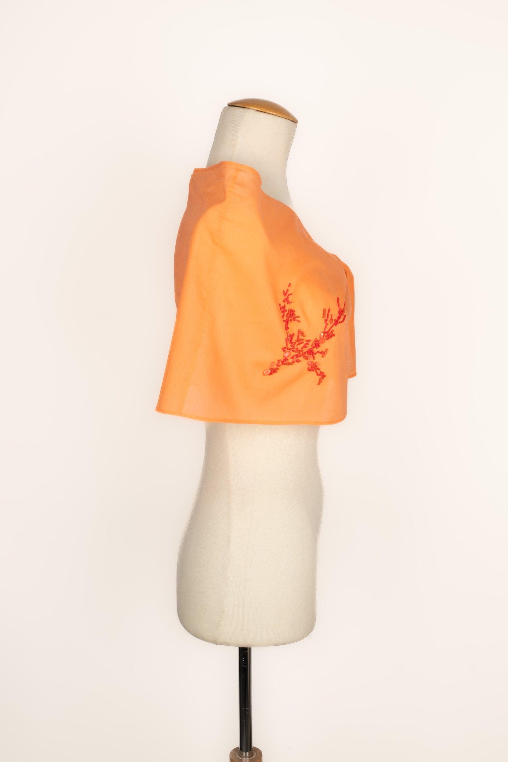 Dior- (Made in India) Orange cotton beach skirt embroidered with red glass pearls. Size 1 indicated, it fits a 36FR.

Additional information:
Condition: Very good condition
Dimensions: Length: 150 cm

Seller Reference: FJ125