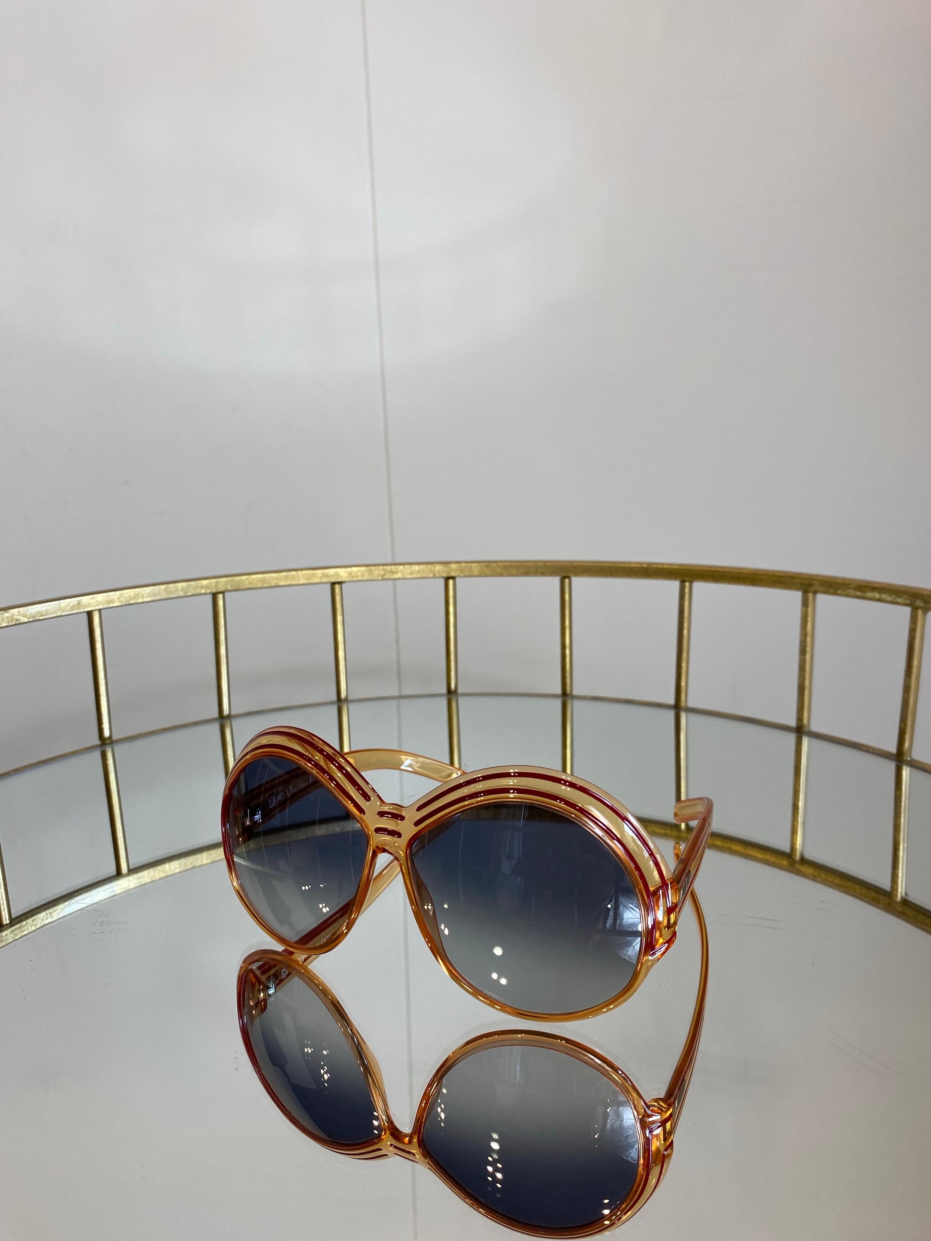 Lunettes Christian Dior.
Monture orange et lentilles dégradées.
Ils mesurent 16 cm X 7 cm
Excellent état, avec des signes minimes d'utilisation.