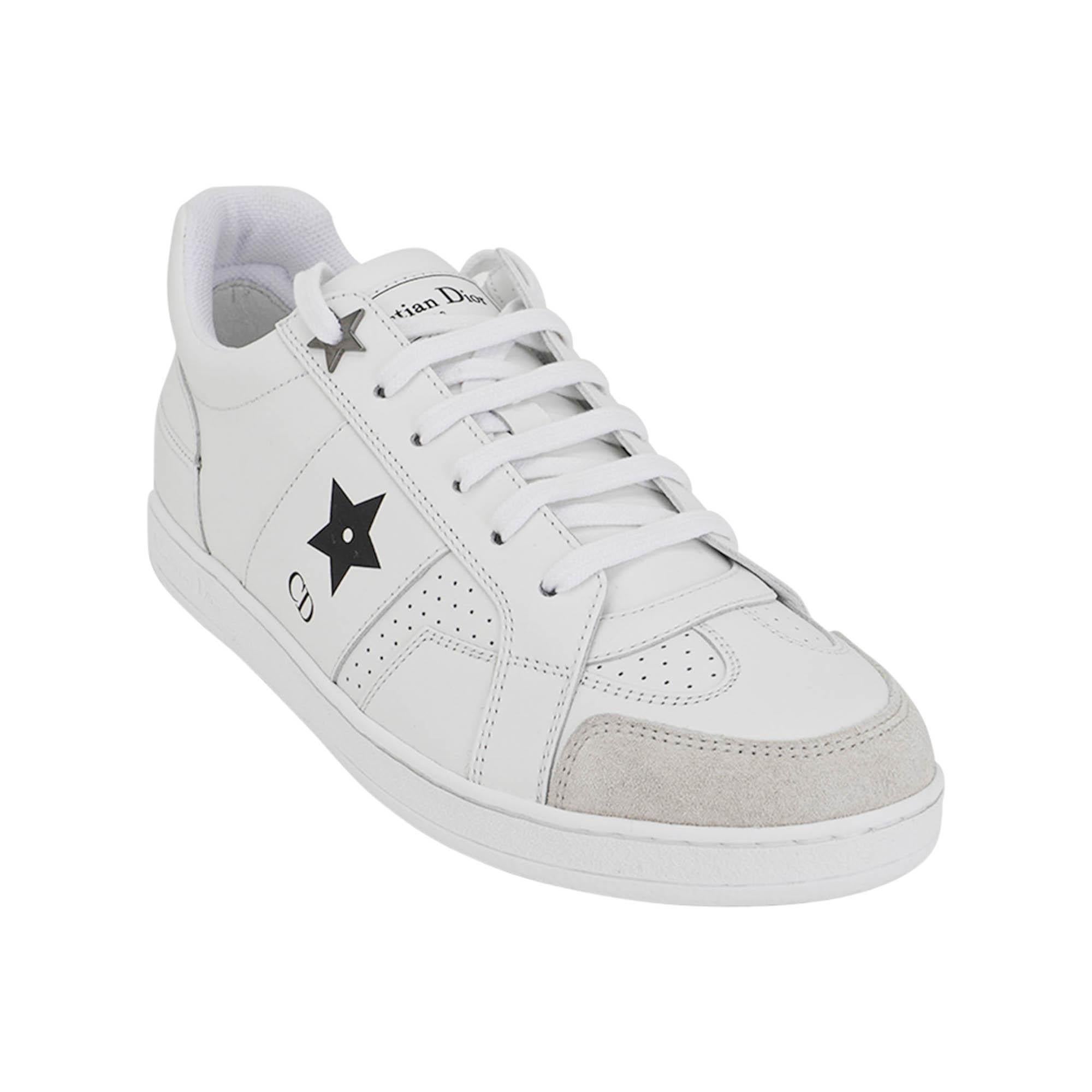 Mightychic te ofrece un par de zapatillas Christian Dior Ors en color blanco.
La zapatilla de piel de becerro tiene cierre de cordones.
Lengüeta con logotipo en relieve.
Logotipo de CD negro con estrella negra a los lados.
Suela exterior blanca con