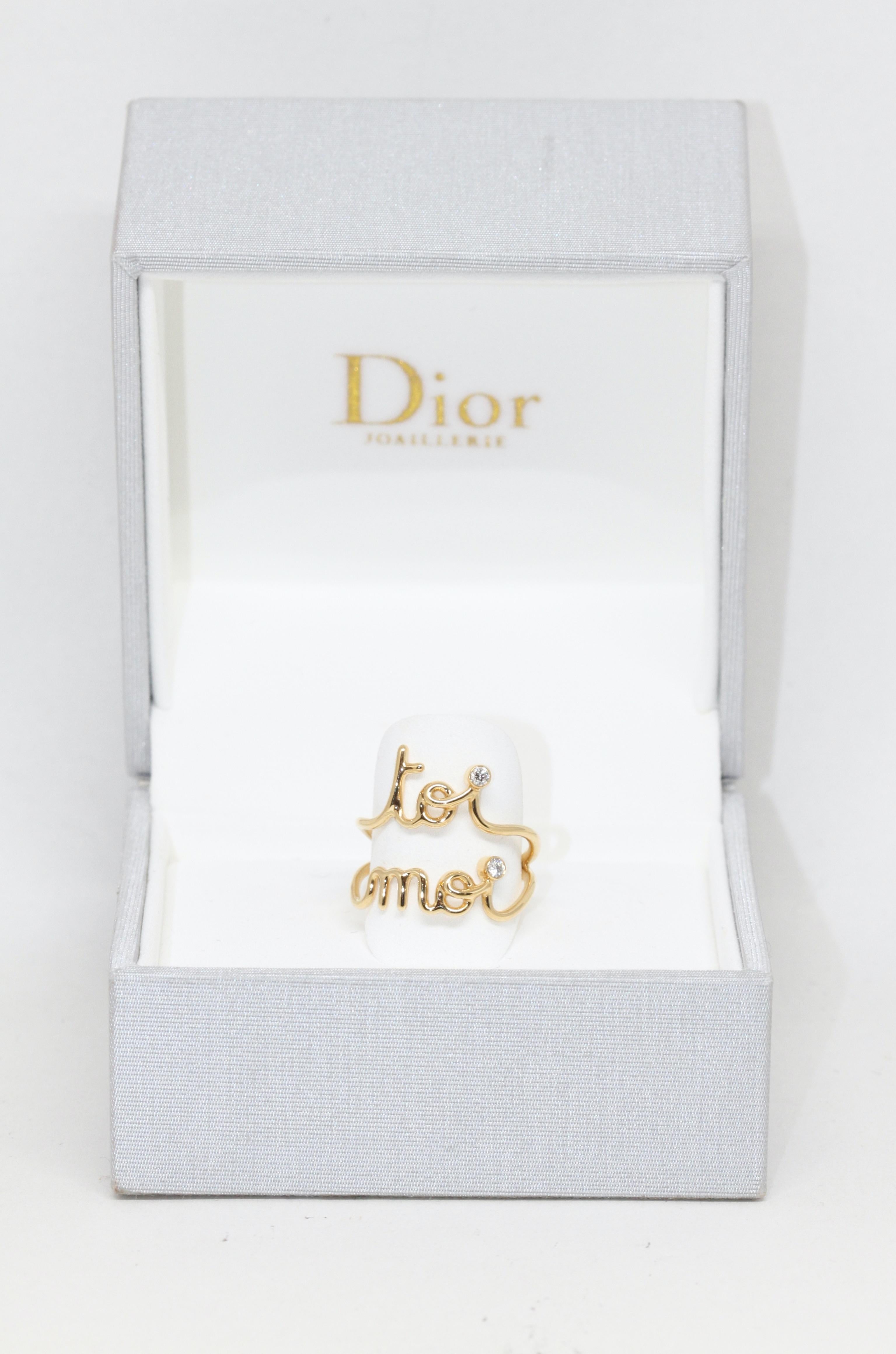 
Cette bague d'occasion de la maison Christian Dior est l'un des derniers modèles de la collection Oui. 
Créée en 2020 et réalisée en or jaune, cette bague est une ode à l'Amour !

Collection : Oui 
Matériau : or jaune 18K et diamant (environ 0,06