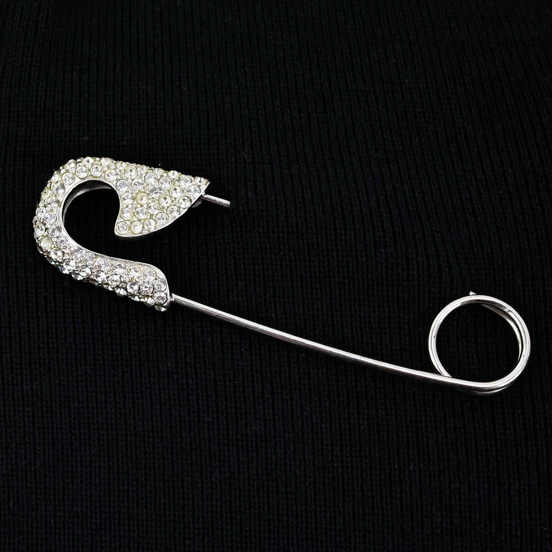 Christian Dior oversize crystal embellished safety pin brooche. 

Condition:
Really good.

Measurements:
Length: 11cm
Width: 3cm