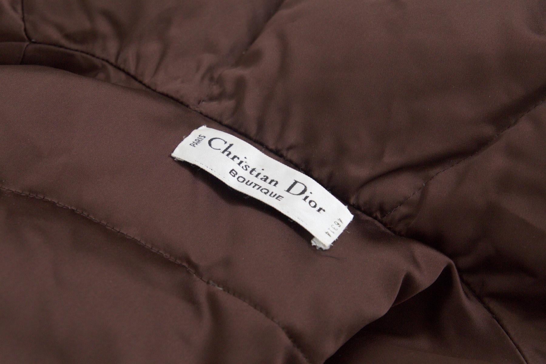 Sumptuous vintage down jacket designed by Christian Dior in the 1980s, made in Paris. ORIGINAL LABEL.
The jacket is made of velvet and silk satin lining, very nice. The outside is dark velvet with purple undertones, the inside is lined in brown,