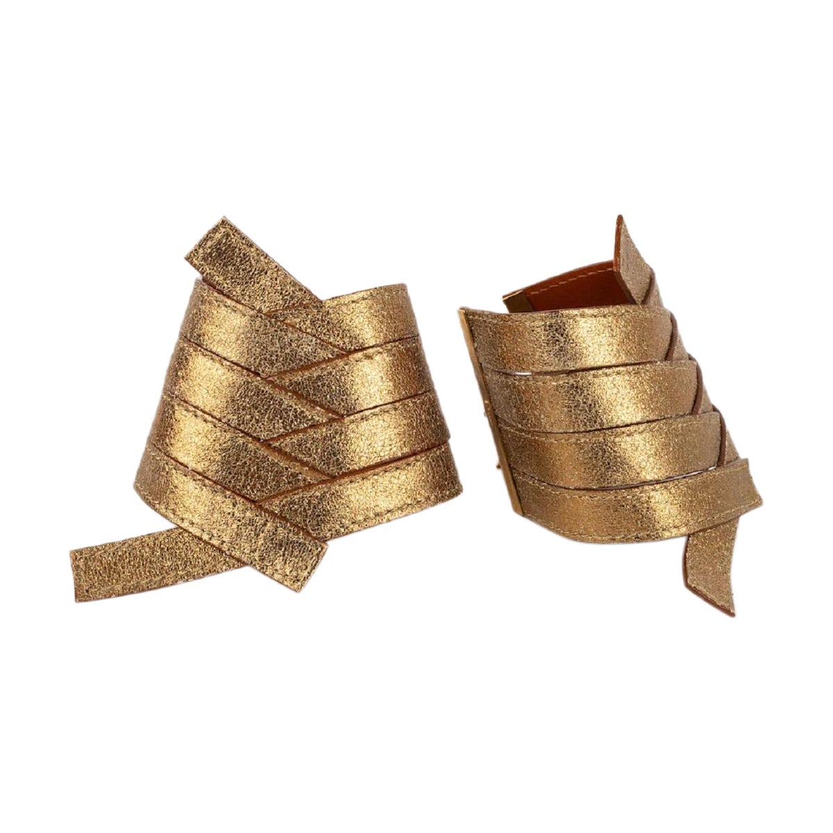 Coppia di bracciali Christian Dior con quattro fasce incrociate in pelle dorata in vendita