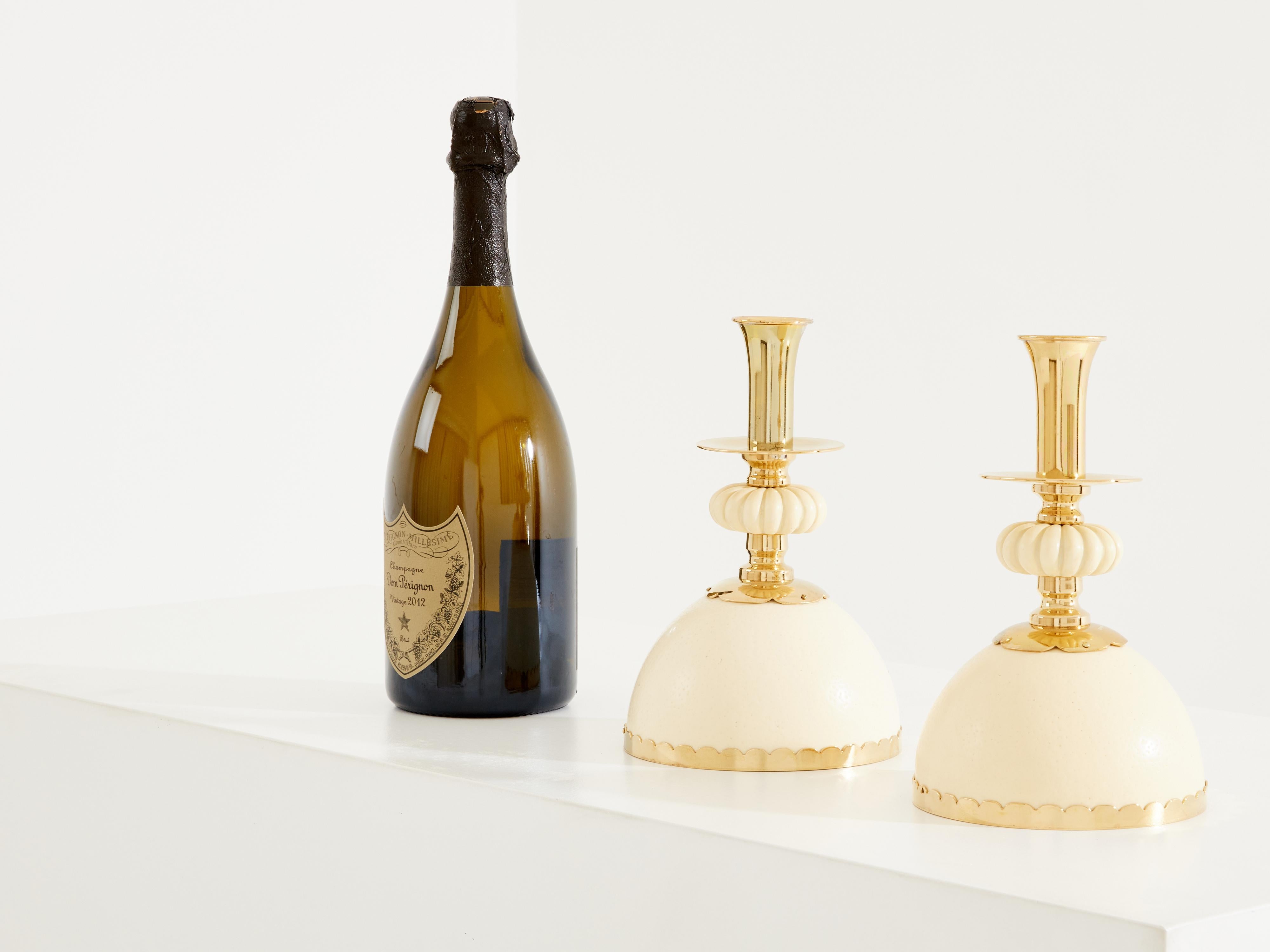 Christian Dior par de huevos de avestruz portavelas latón años 70 en venta 3
