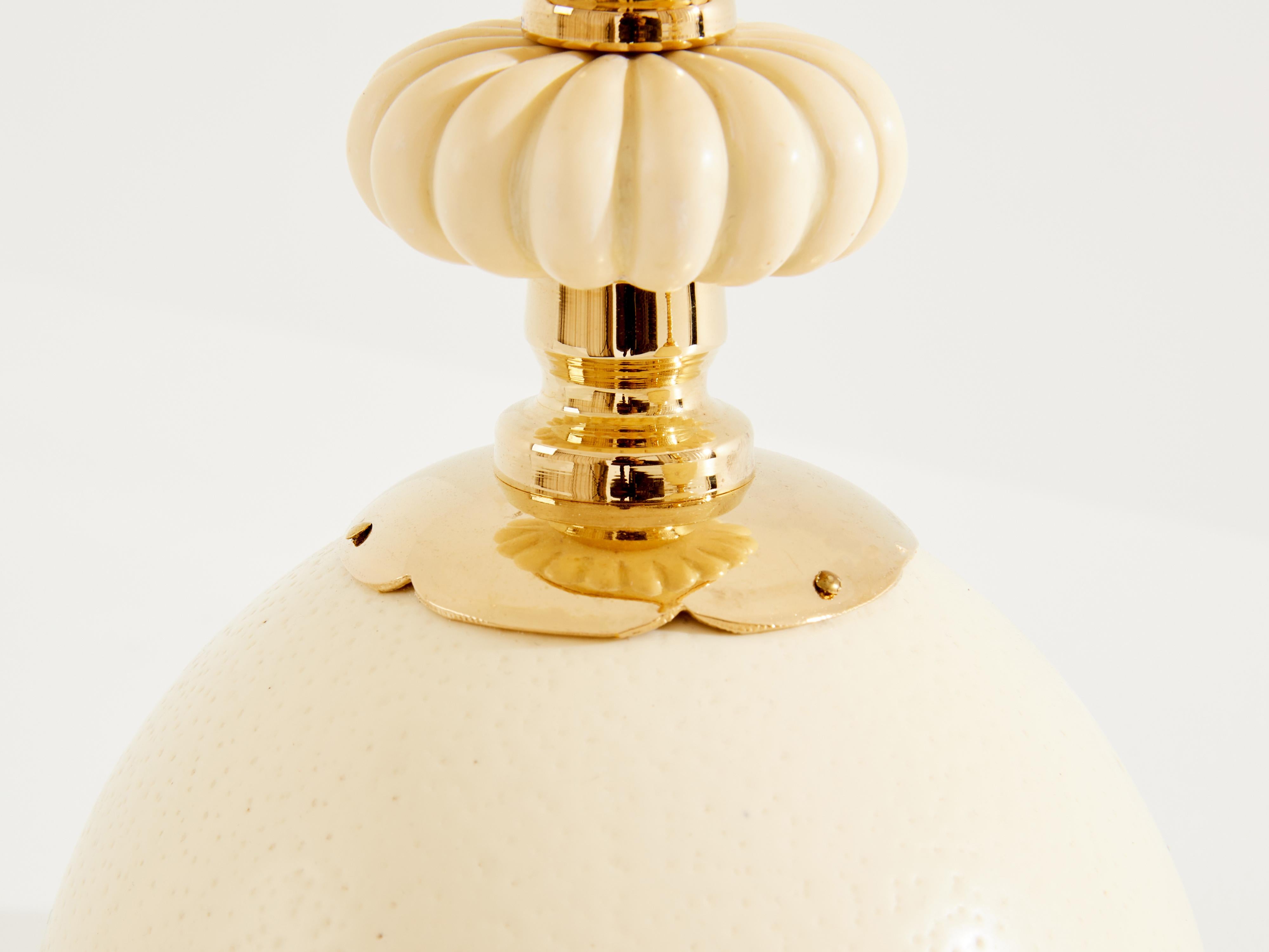 Christian Dior par de huevos de avestruz portavelas latón años 70 en venta 5