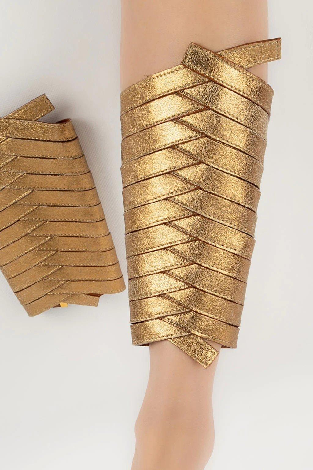 Christian Dior Arm-/Beinarmbänder in gekreuzten goldenen Lederbändern Damen im Angebot